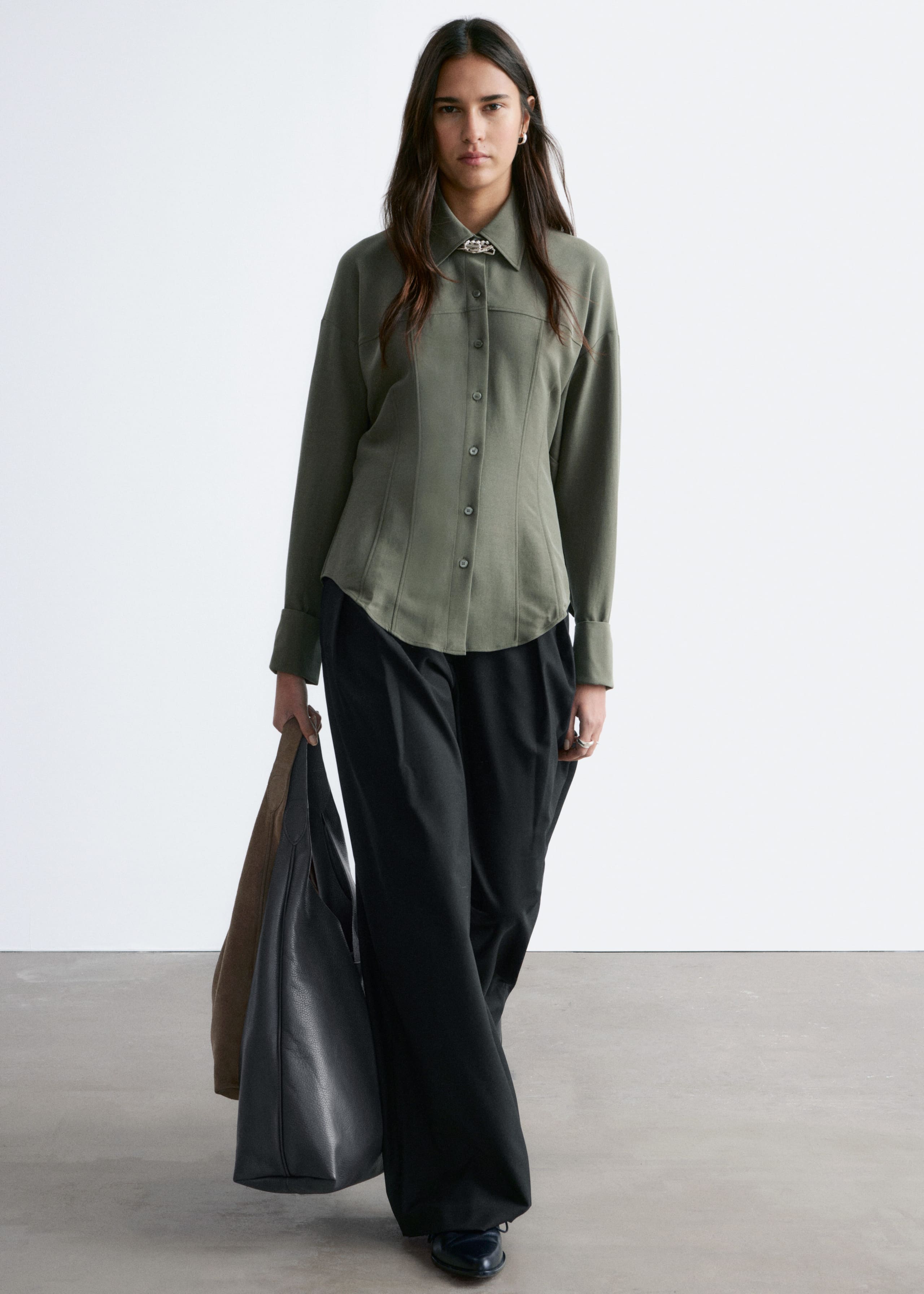 Camicia affusolata con maniche a palloncino - Verde kaki scuro - Lookbook