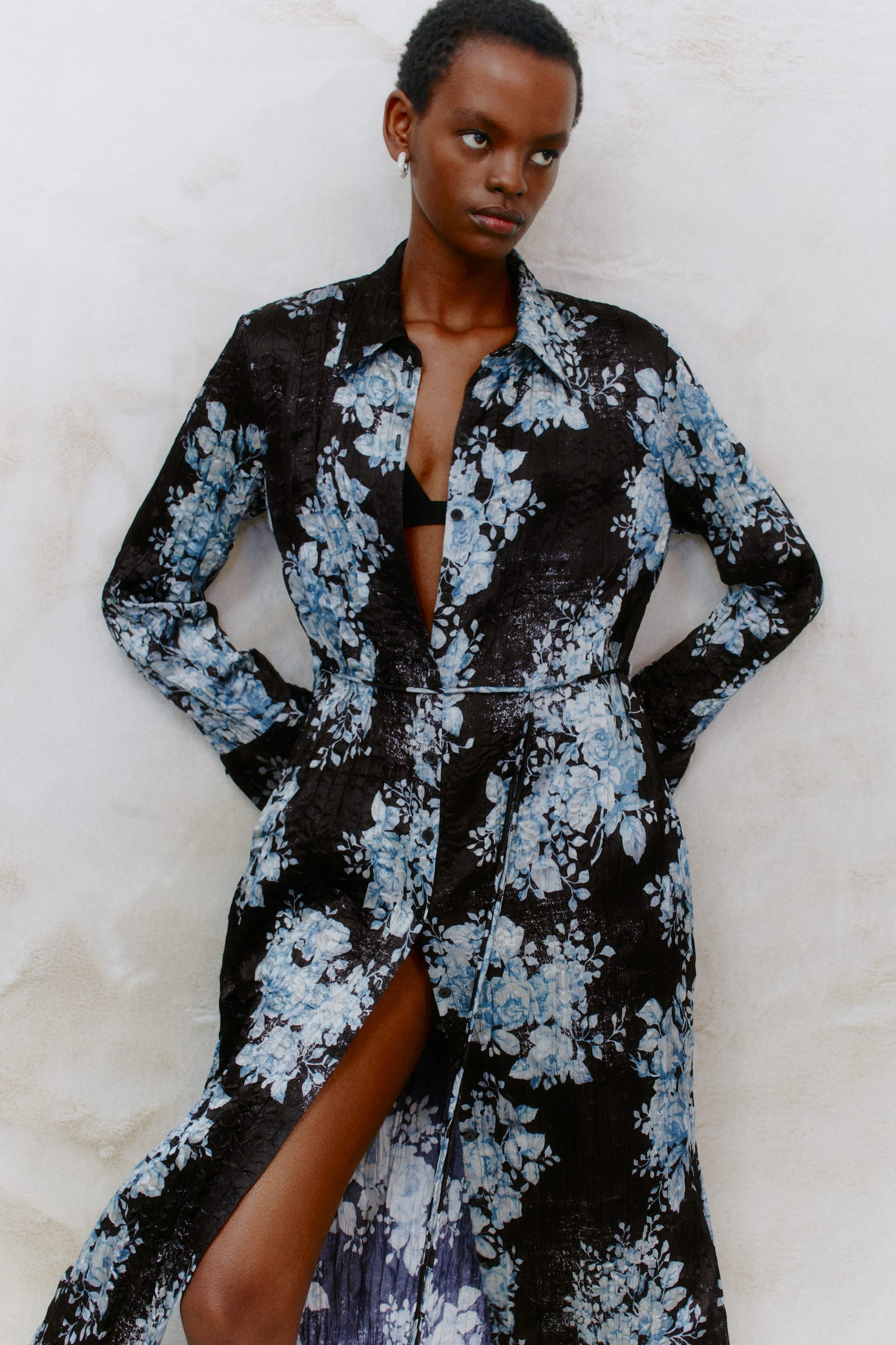 Midi-Hemdblusenkleid aus Crêpe - Schwarz/Geblümt - 3