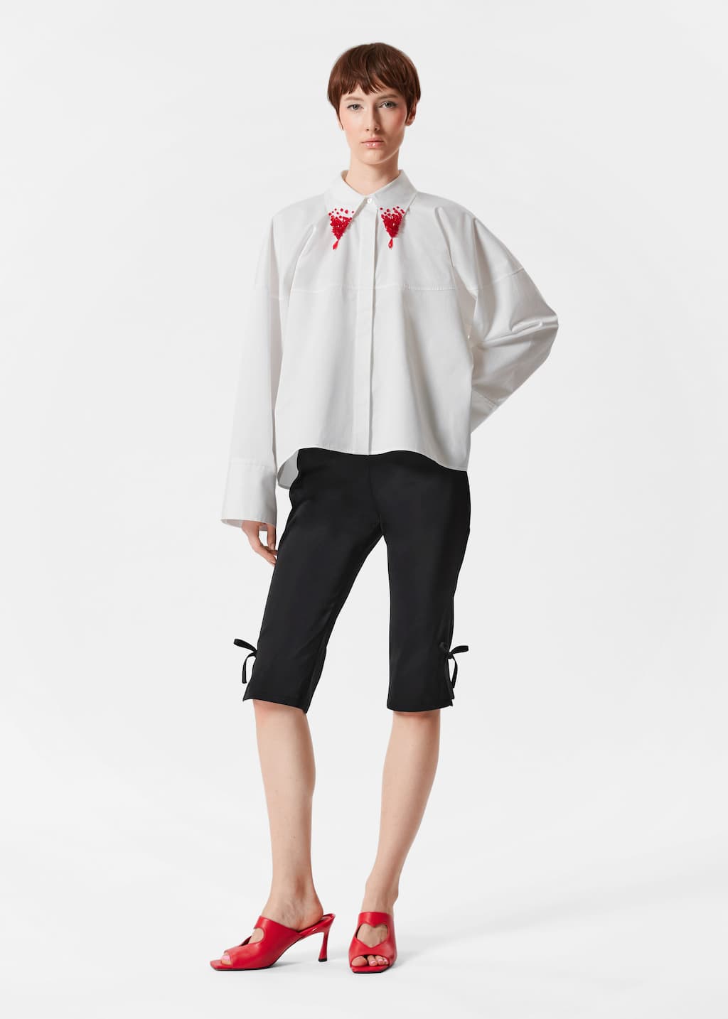 Pantalones capri con detalle de cintas - Negro - Lookbook