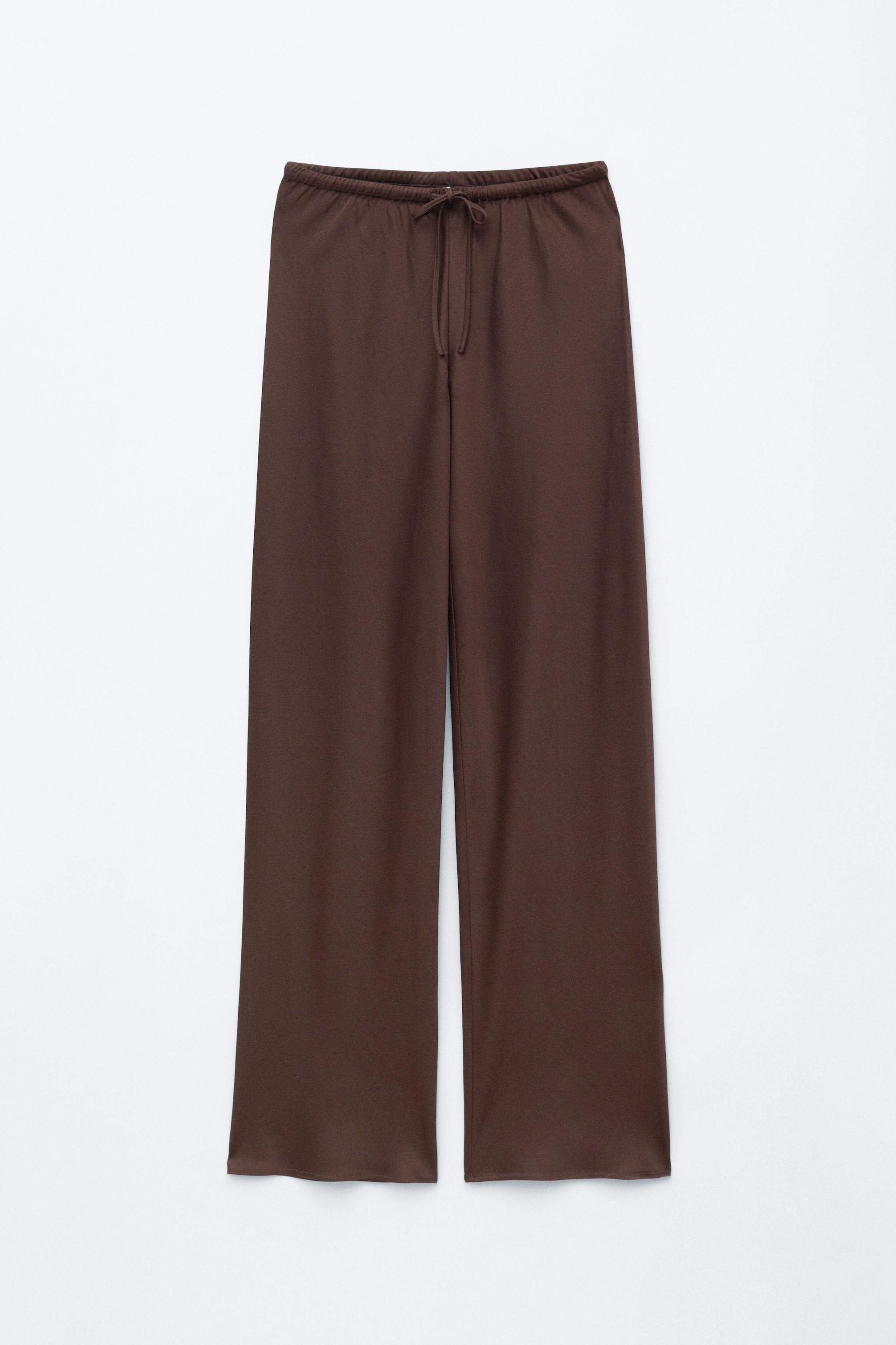 Προβολή μεγαλύτερης εικόνας: Καφέ παντελόνι παρουσιάζει μια χαλαρή, φαρδιά γραμμή, εμφανιζόμενο από μπροστά. Ένα ελαστικό ζωνάρι είναι ορατό στην κορυφή, με κορδόνι δεμένο στο κέντρο.