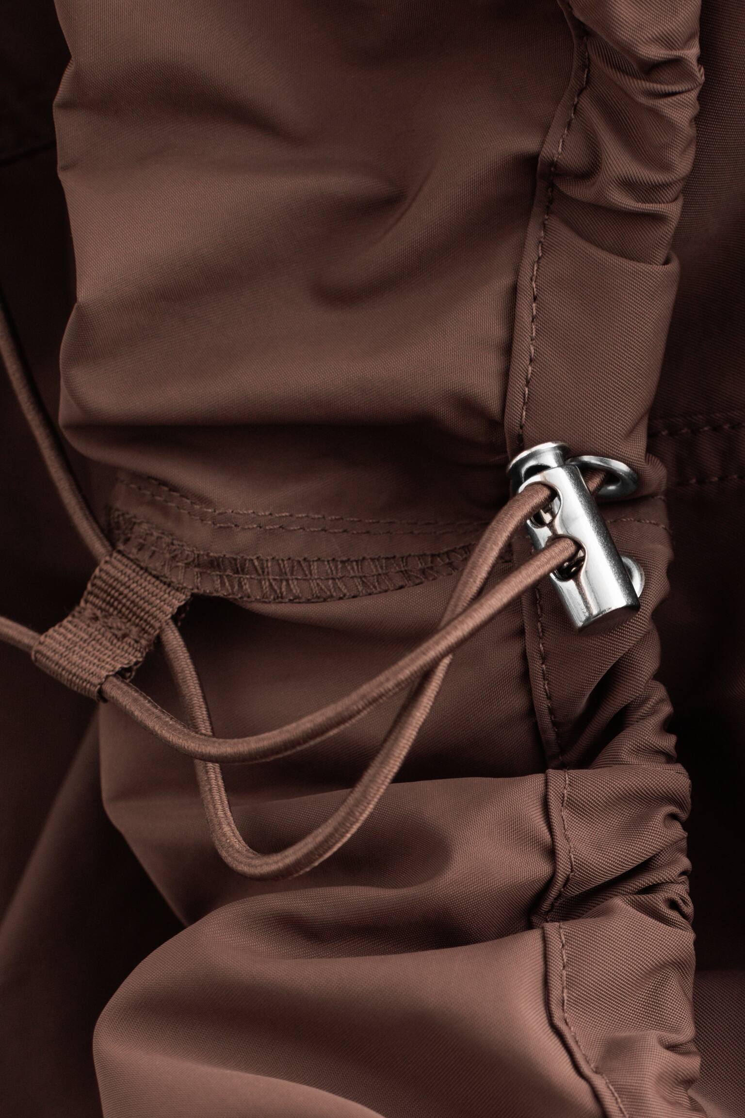 מכנסיים בגזרת Barrel עם שרוך קשירה - חום כהה/שחור - 9