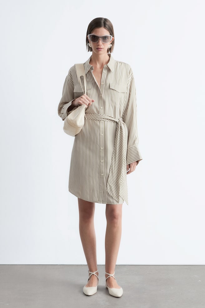 Minivestido camisero con cinturón de lazo - Blanco/Raya diplomática verde - 1