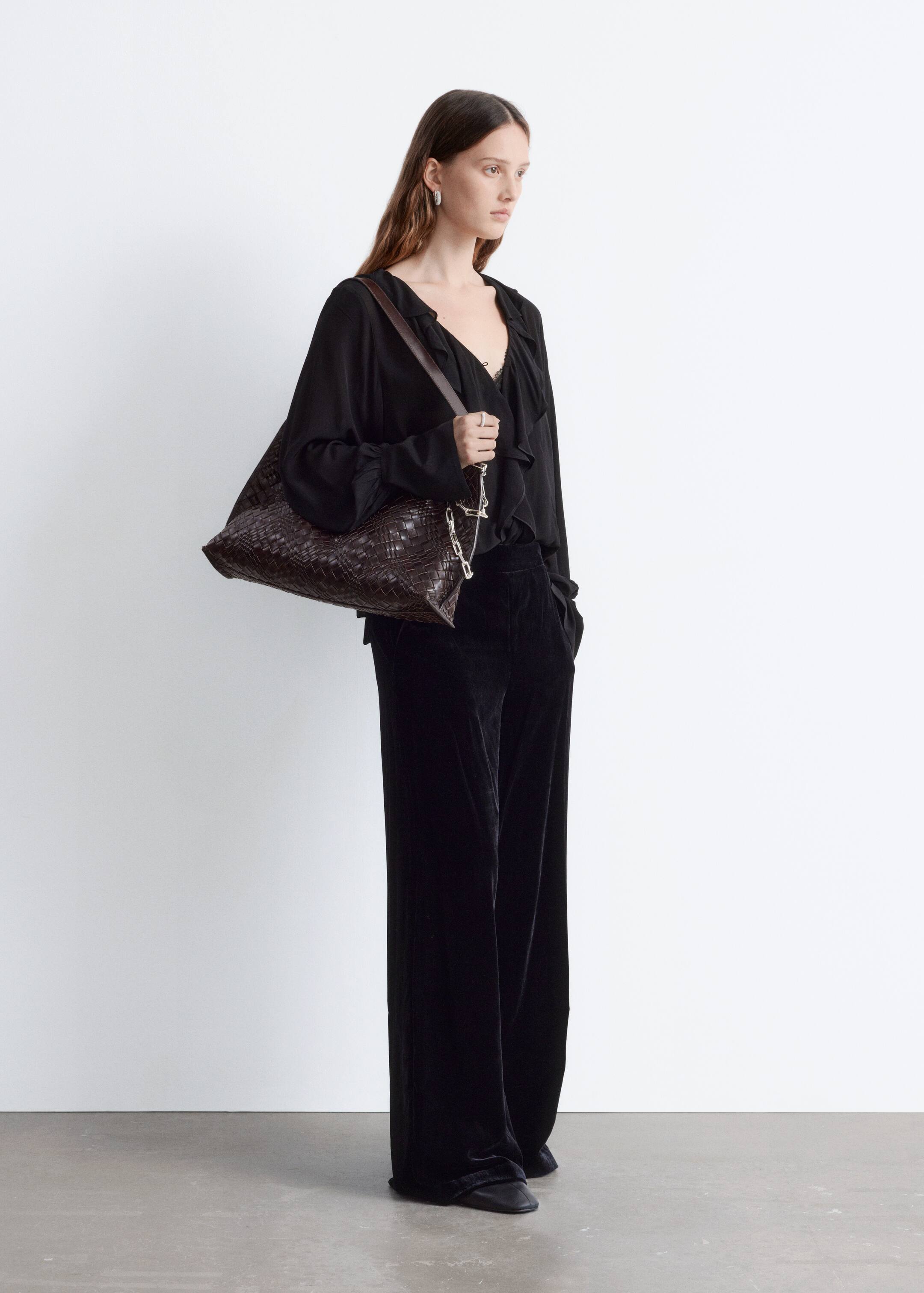 Grösseres Bild ansehen: Bluse mit Rüschen und V-Ausschnitt - Schwarz - DAMEN | H&M CH 5