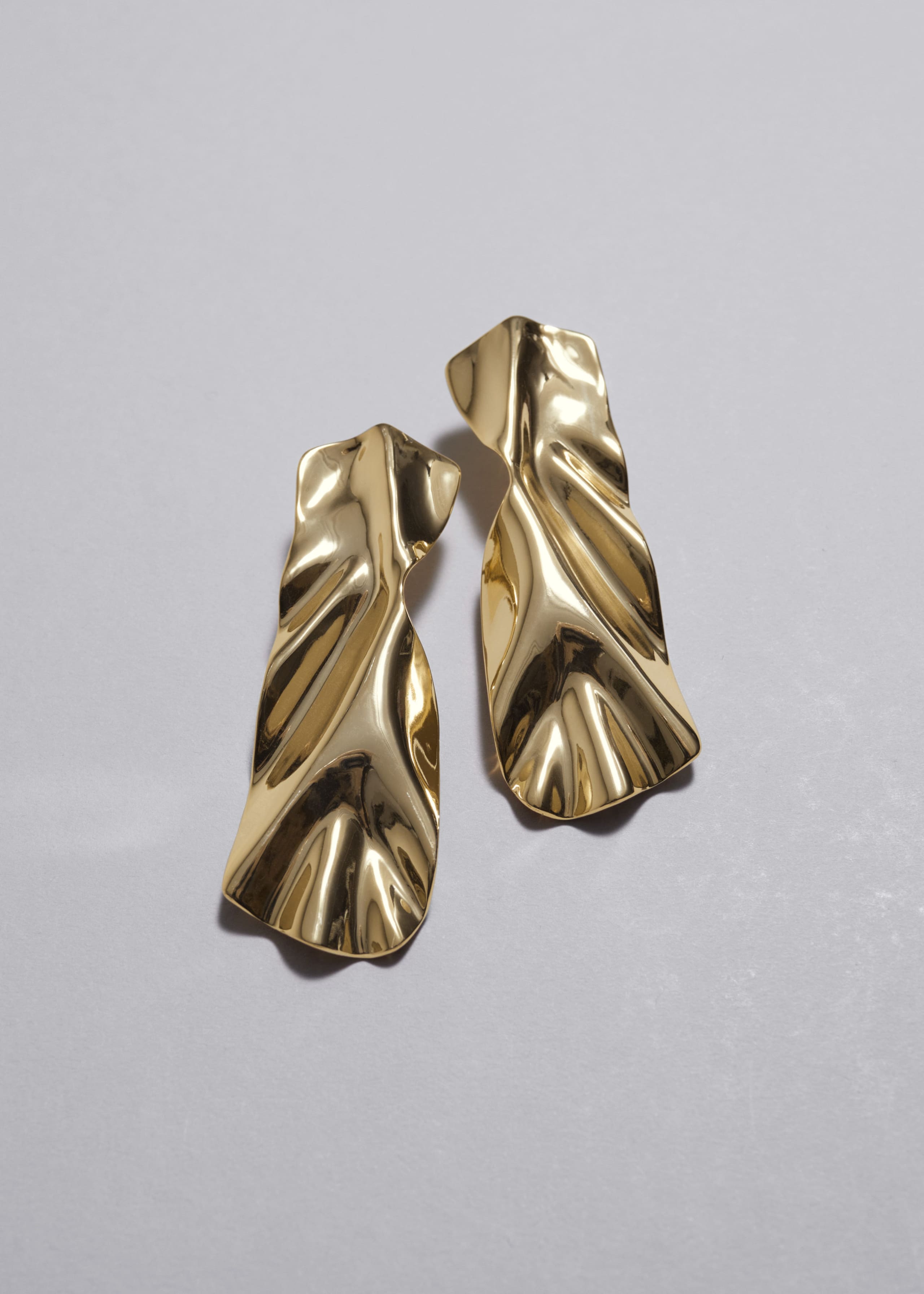 Skulpturale Ohrringe - Gold - Stillleben