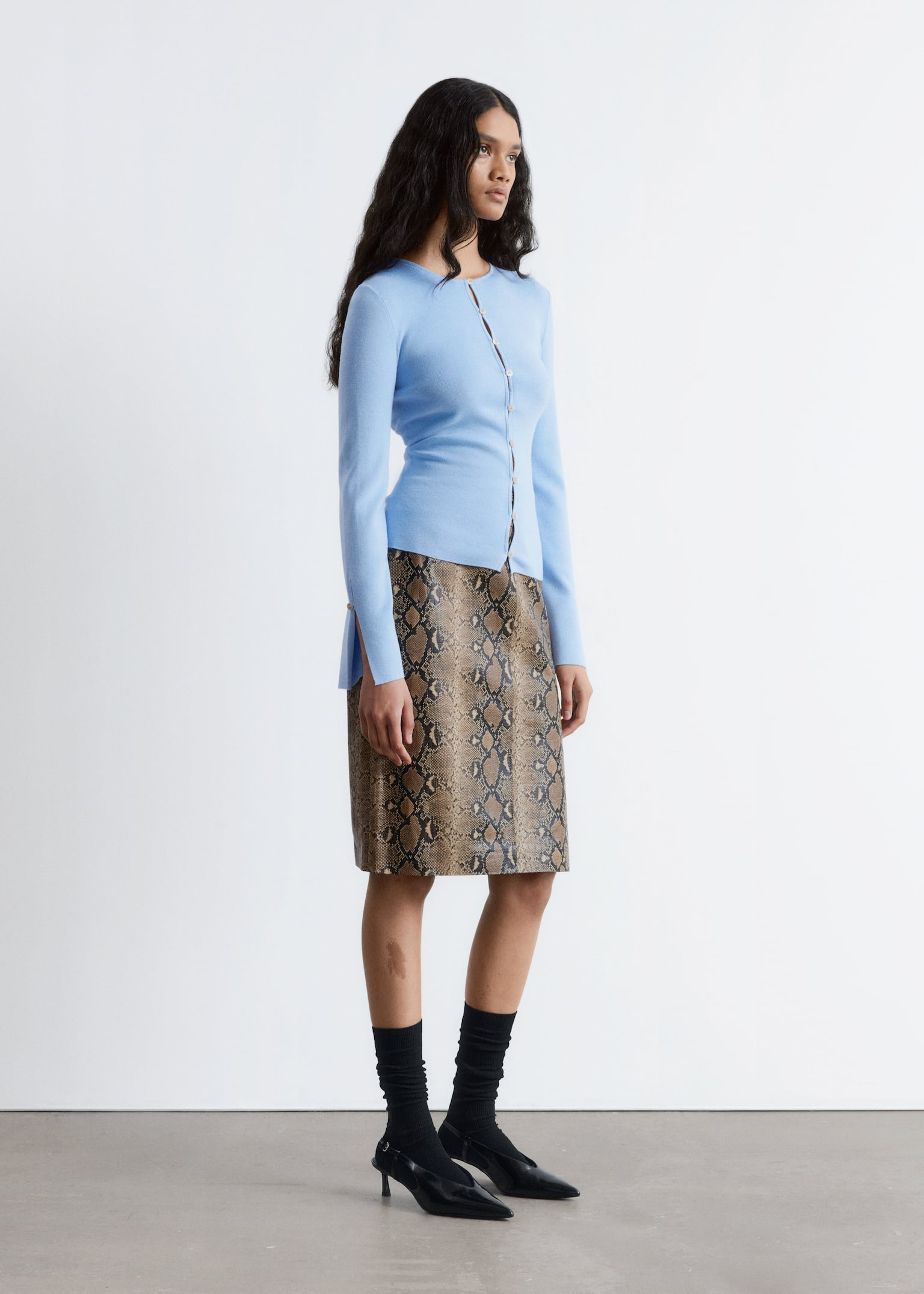 Eng anliegende Strickjacke aus Wolle - Hellblau - 5