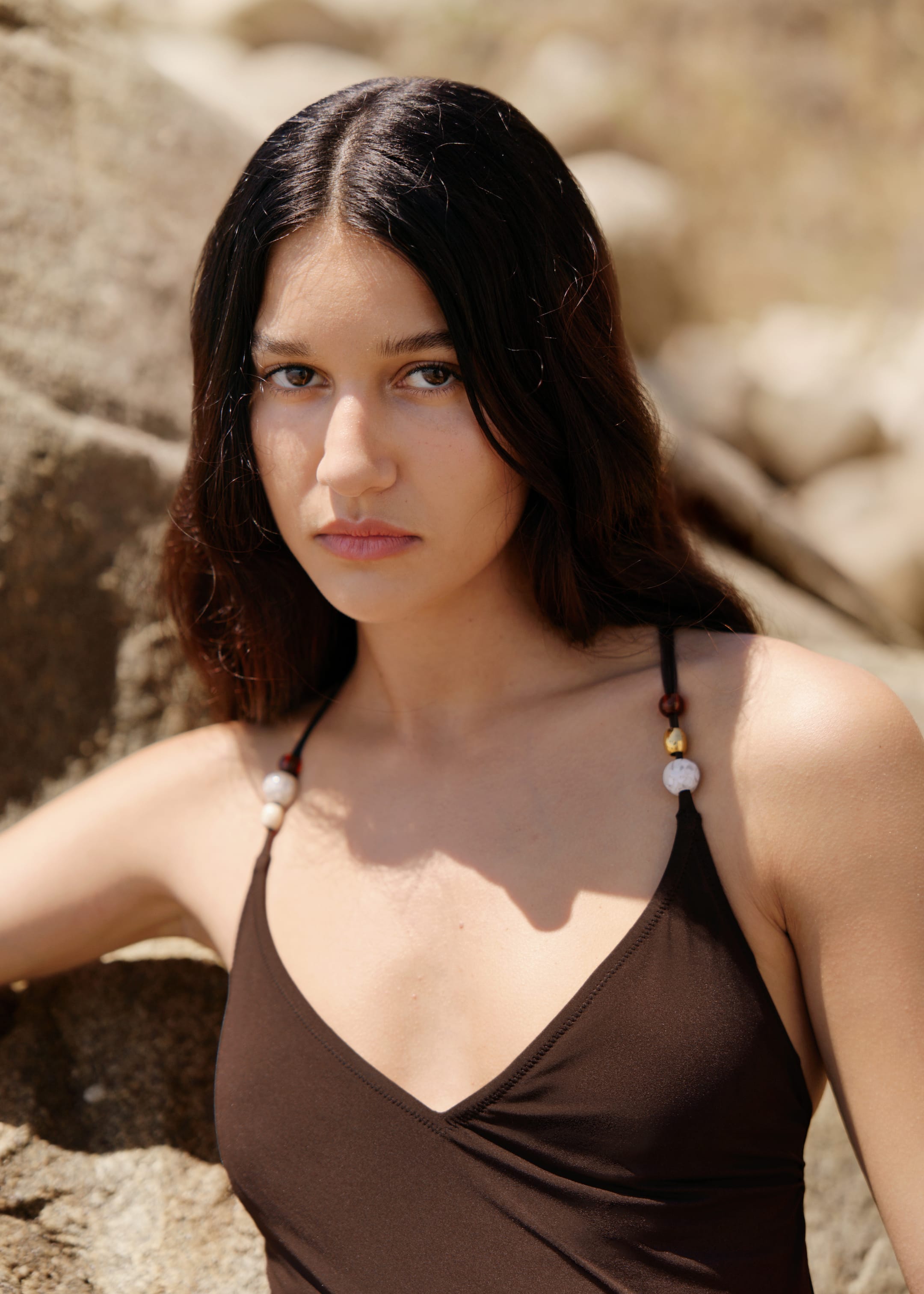 Visualizza immagine più grande: Costume da bagno con scollo a V e incrocio sul retro - Marrone scuro - DONNA | H&M IT 3