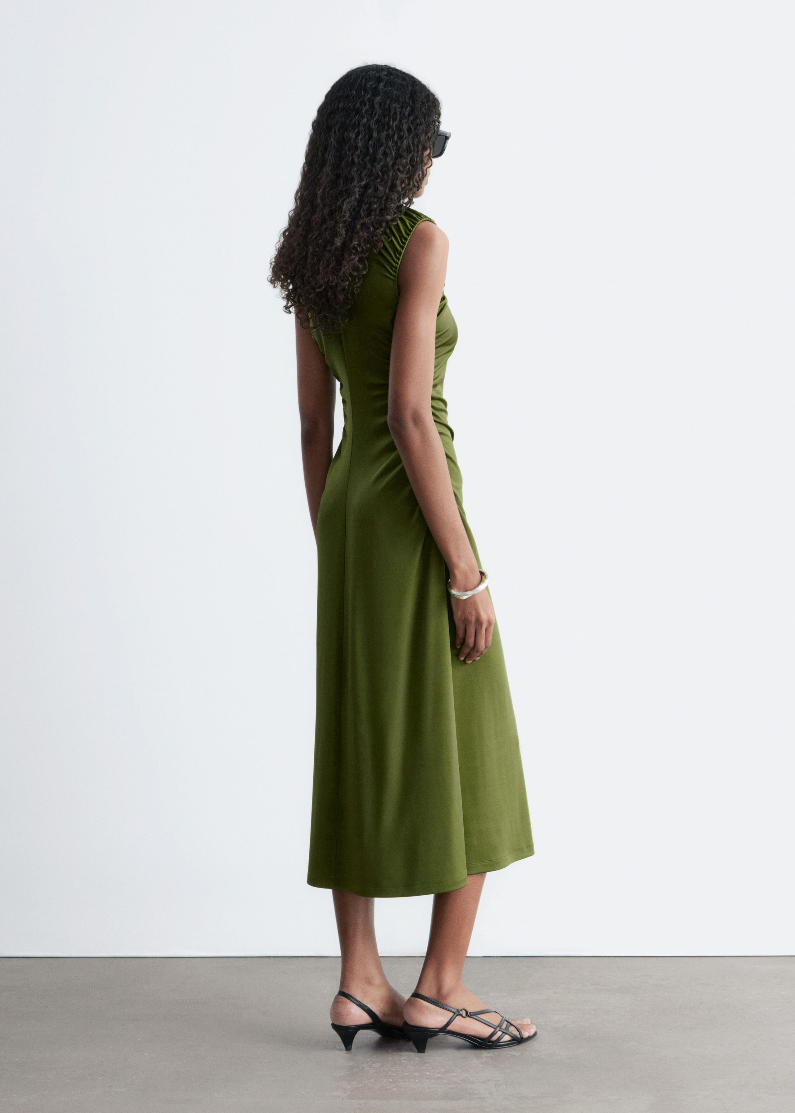 Image of Marszczona sukienka midi z wycięciem na plecach