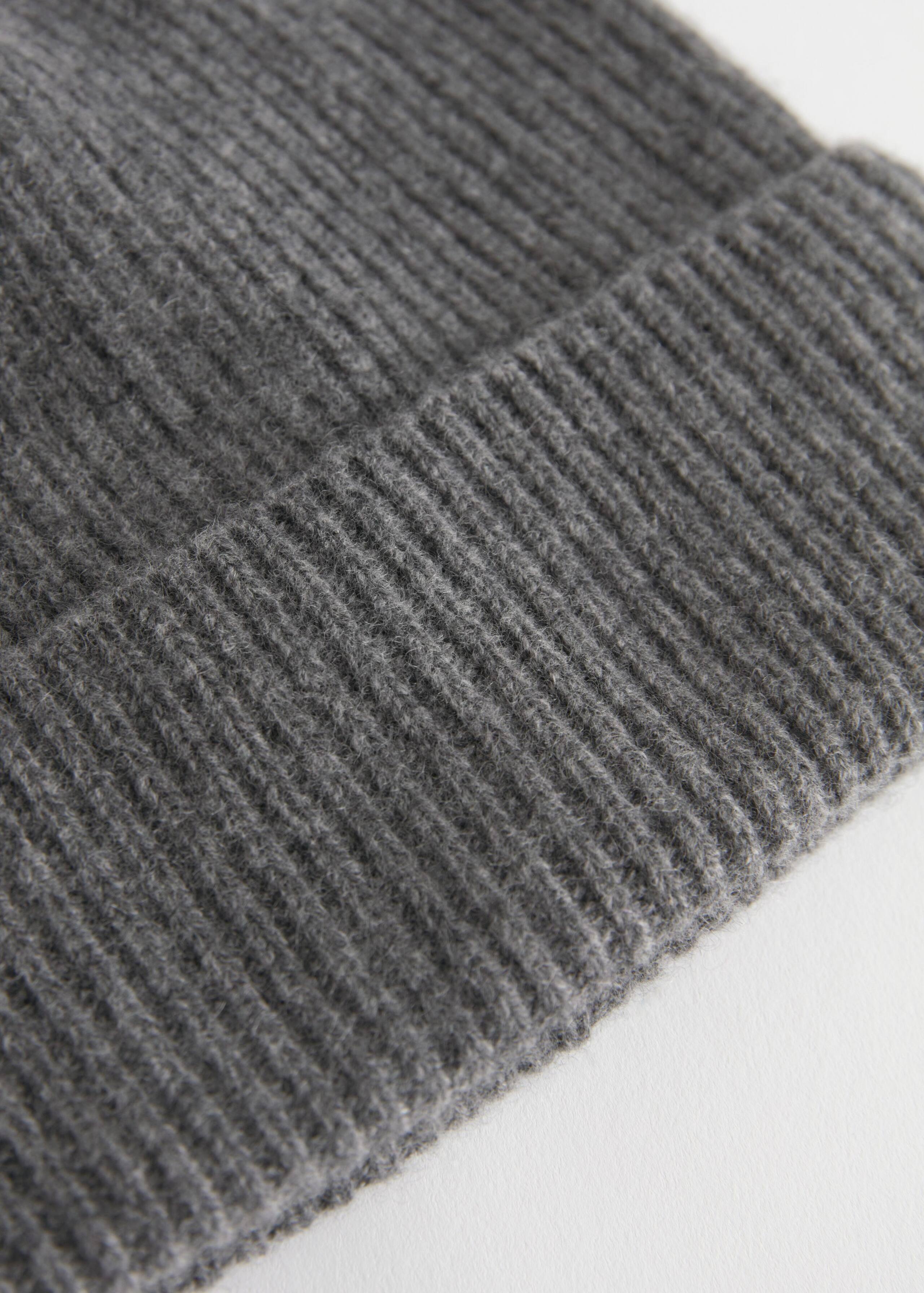 Ribbed Cashmere Knit Beanie - {{variantName}} - Descriptive Detail