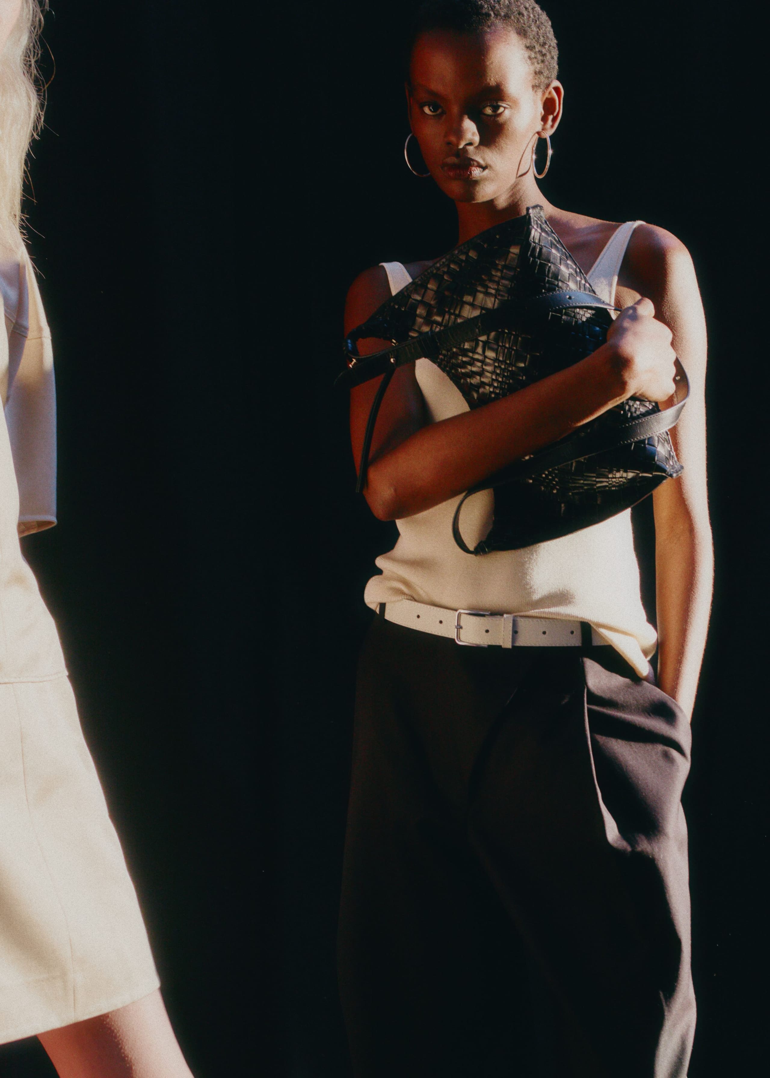 Image of Crossbodyväska i flätat läder