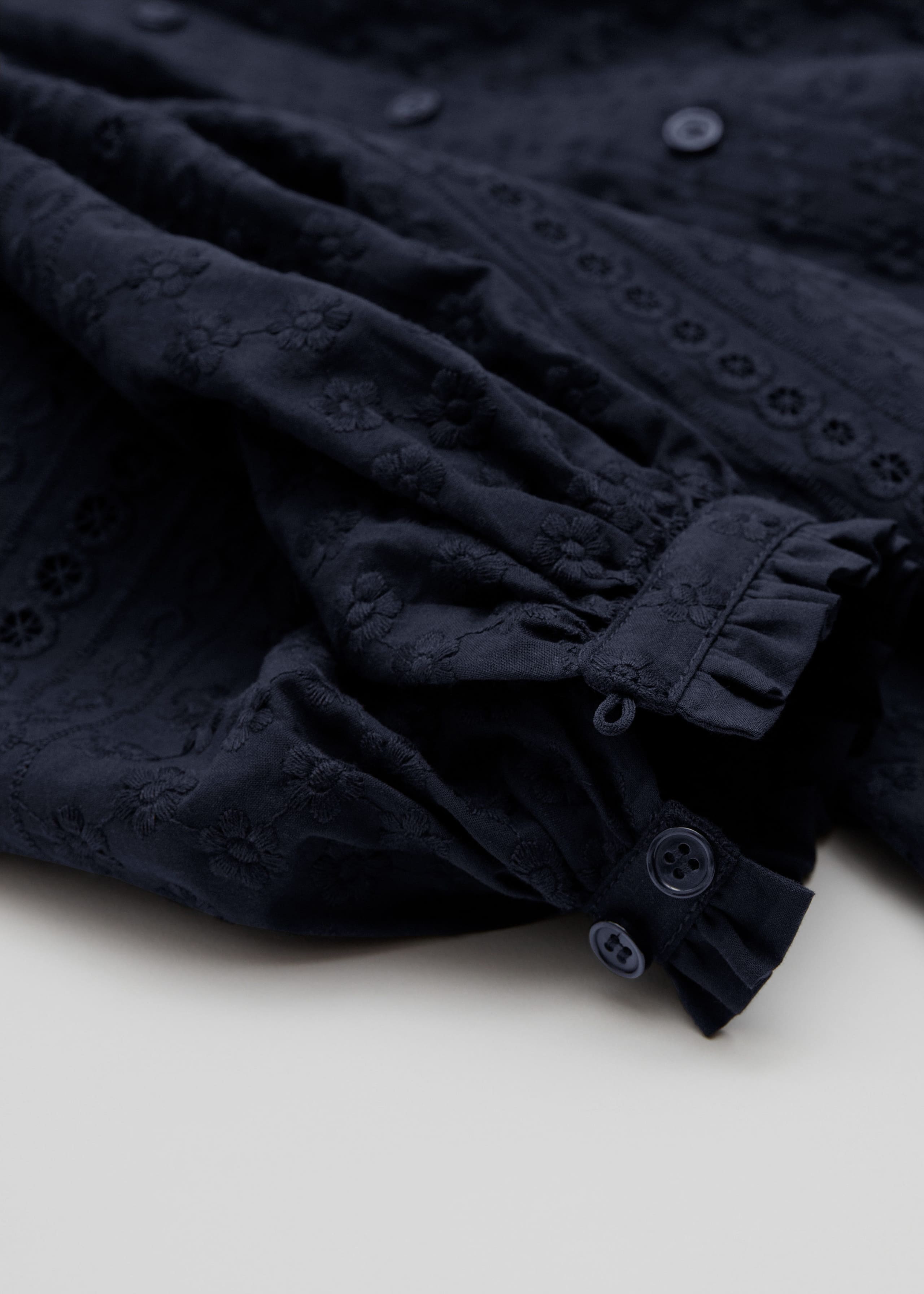 Bluse mit Rüschen und Blumenstickerei - {{variantName}} - Beschreibendes Detail