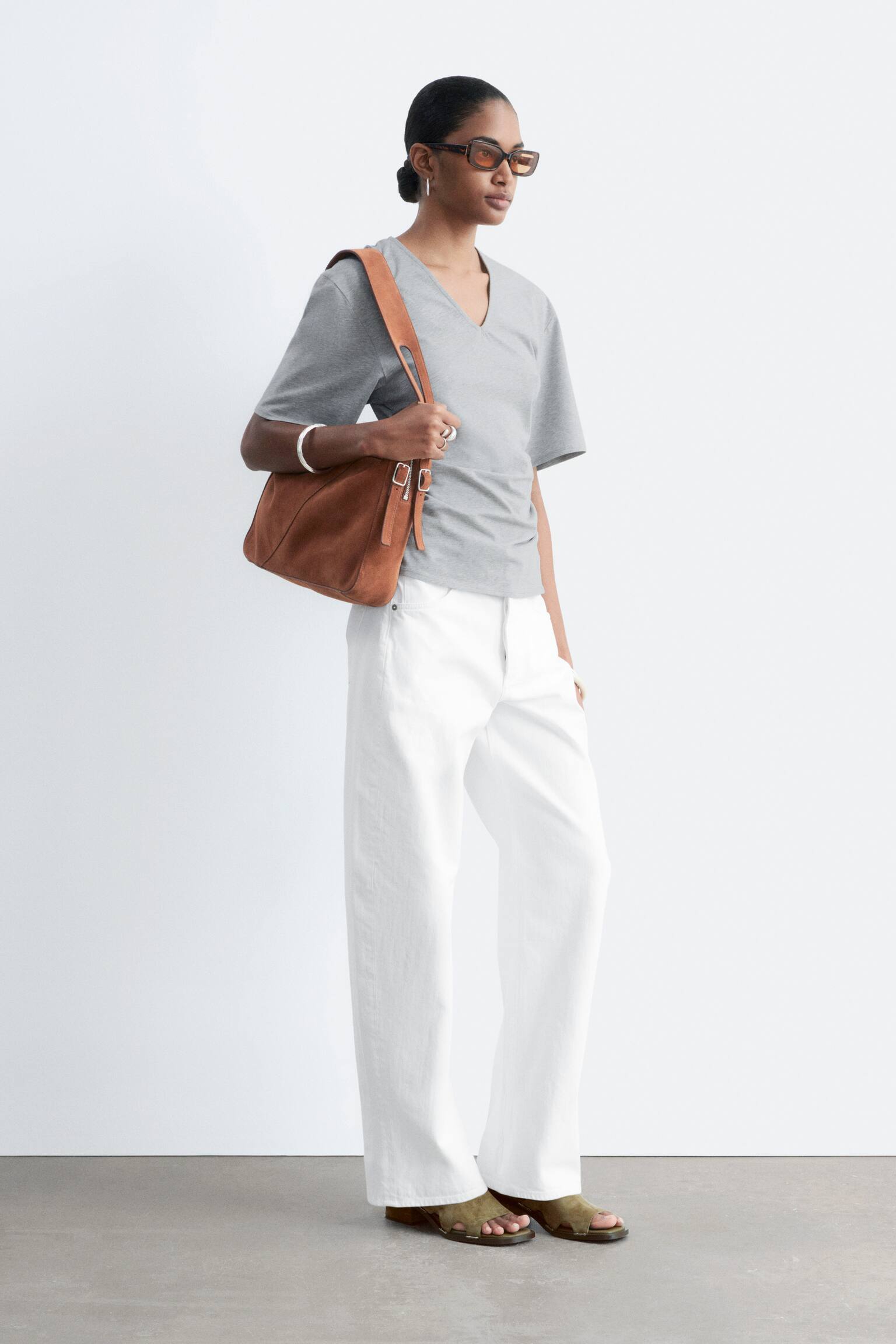 Marszczony T-shirt z dekoltem w szpic - 8