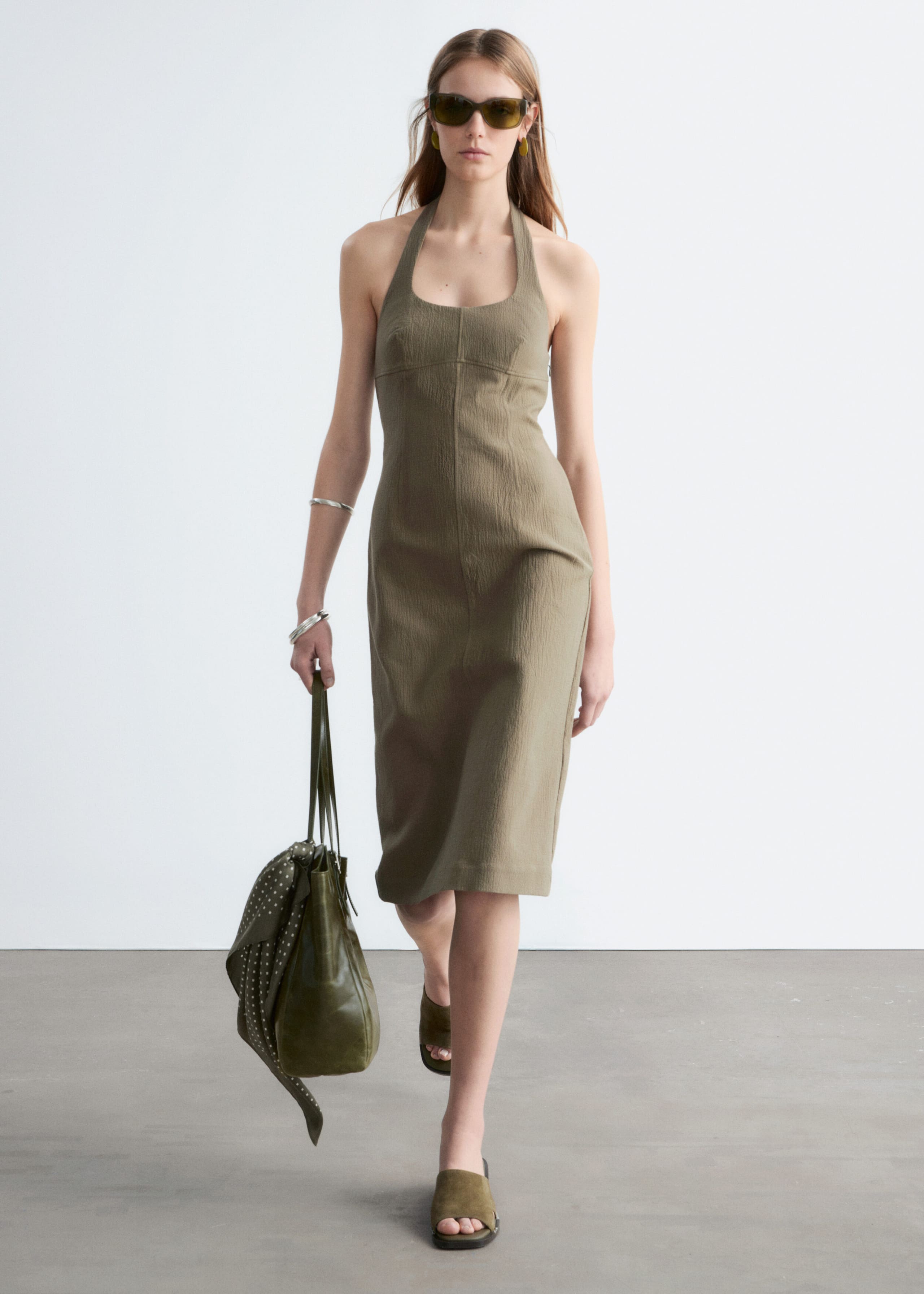 Image of Vestido midi con cuello halter