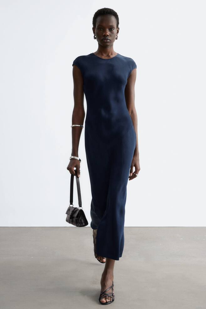 Robe longue ajustée en satin - Bleu marine/Marron Clair - 1