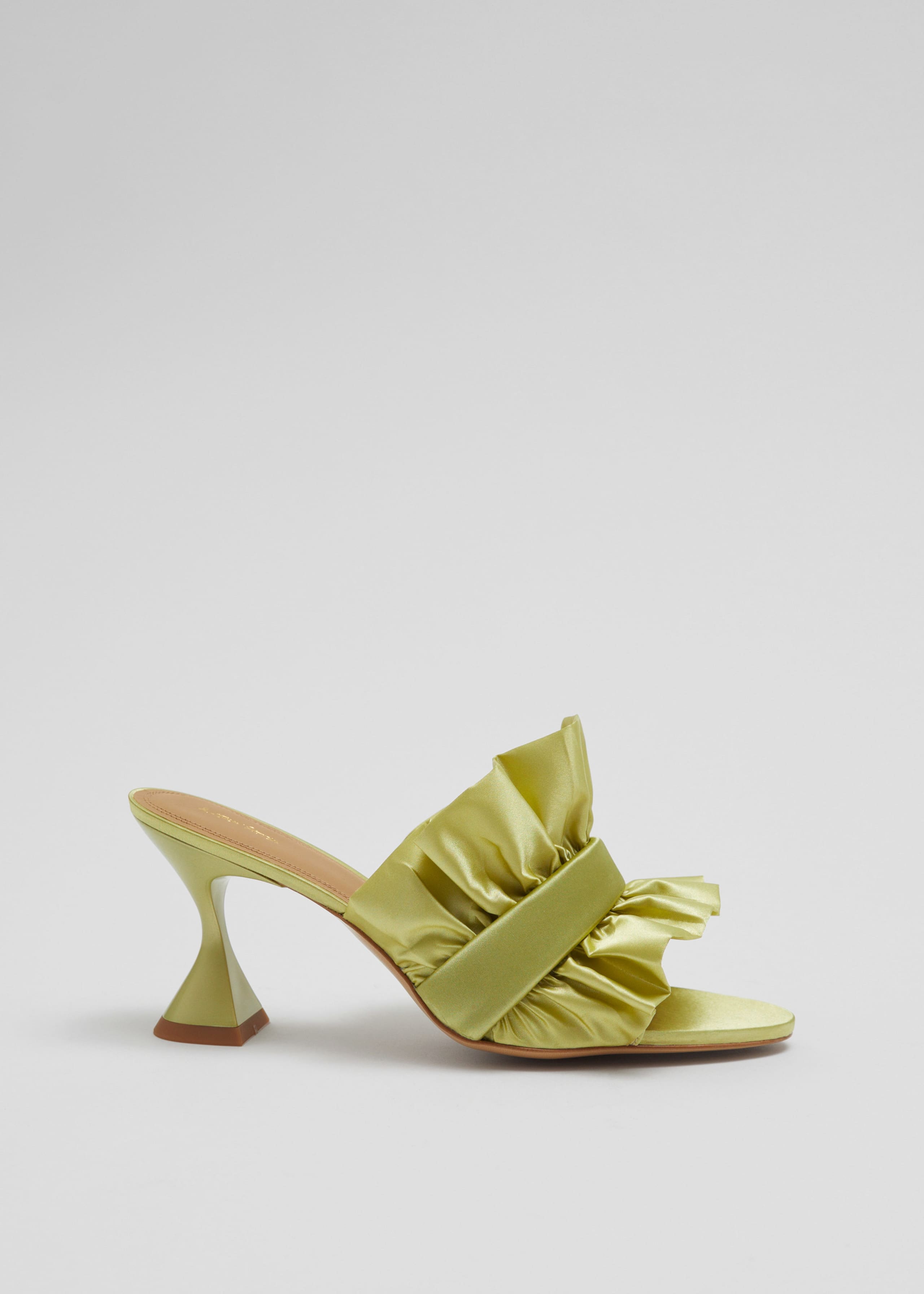 Pantoletten aus Satin - Olive - Stillleben