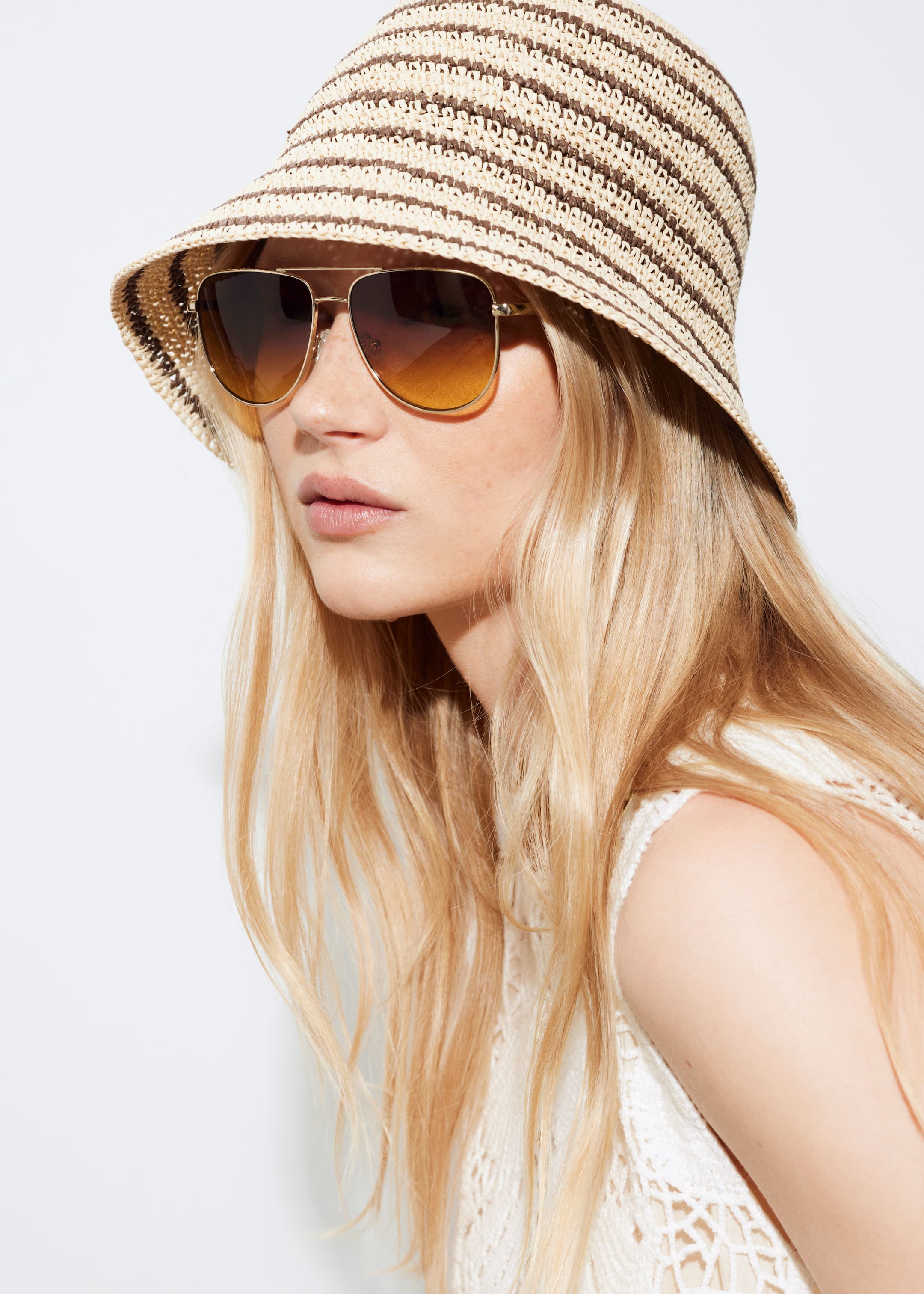 Visa större bild: Bucket hat i strå - Crèmevit/brunrandig - DAM | H&M SE 1