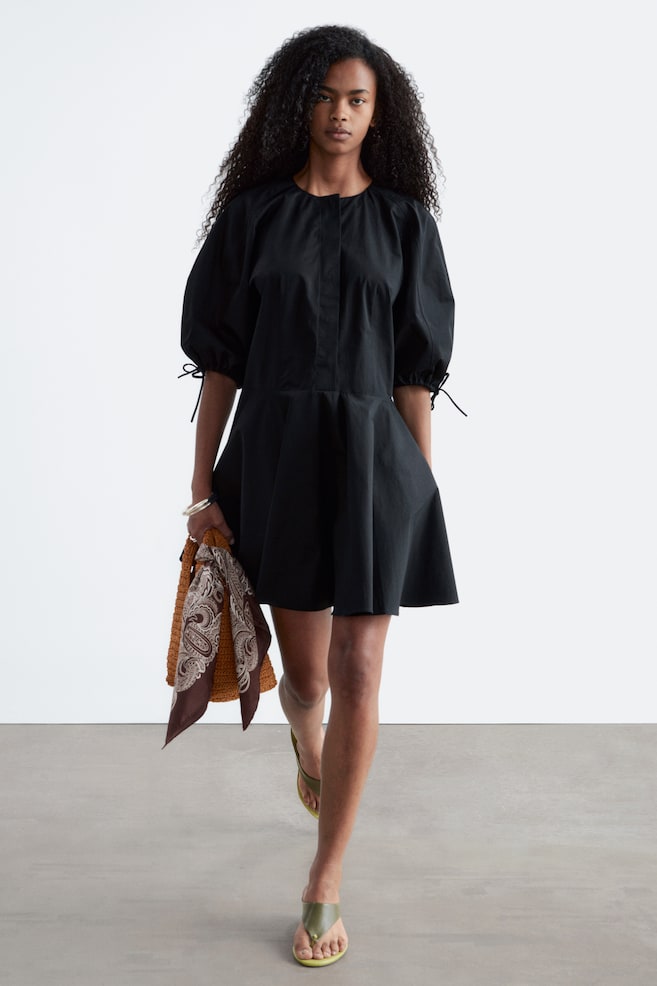 Minikleid mit voluminösen Ärmeln - Schwarz - 1