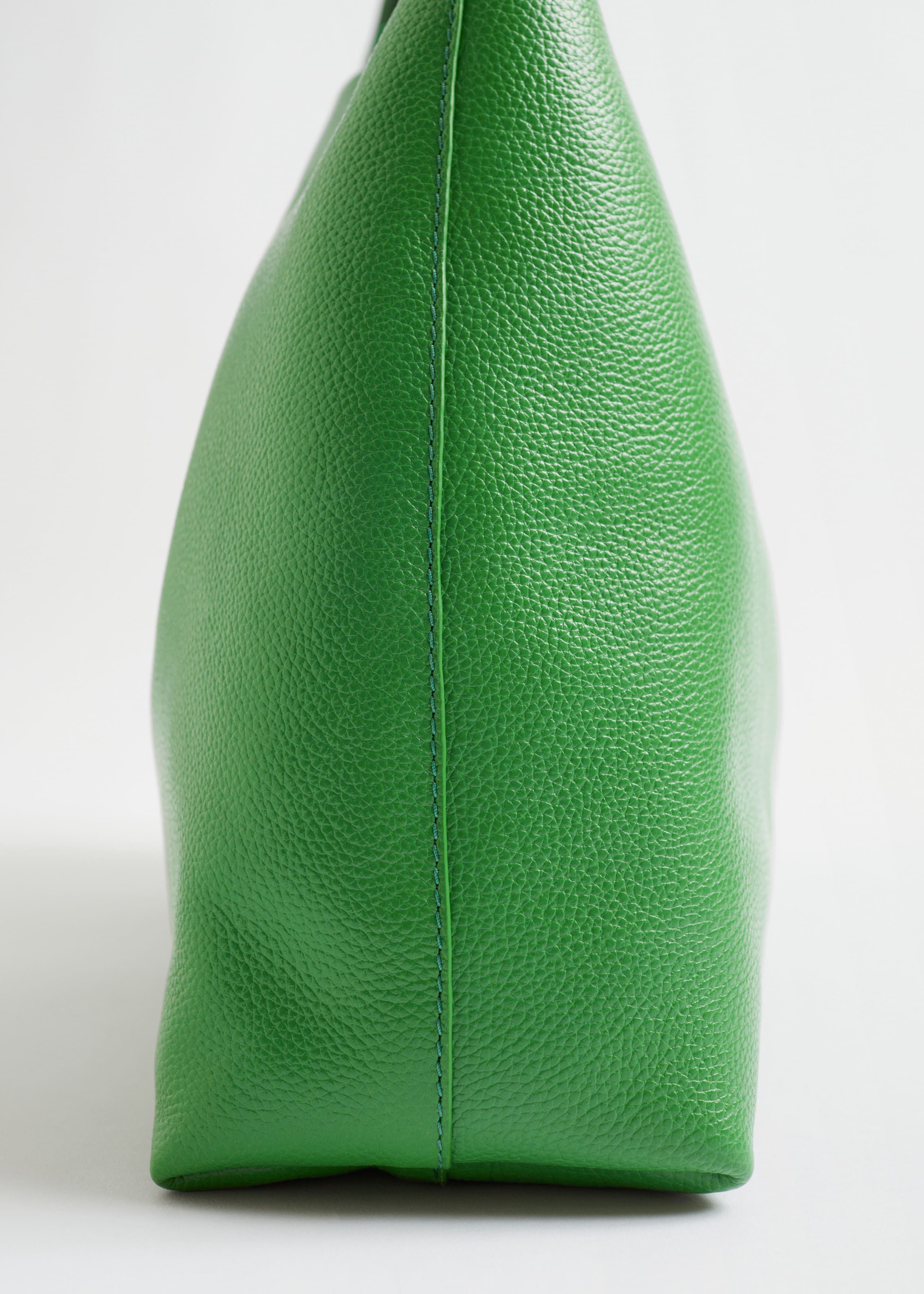 Grainy Leather Tote Bag - {{variantName}} - Descriptive Detail