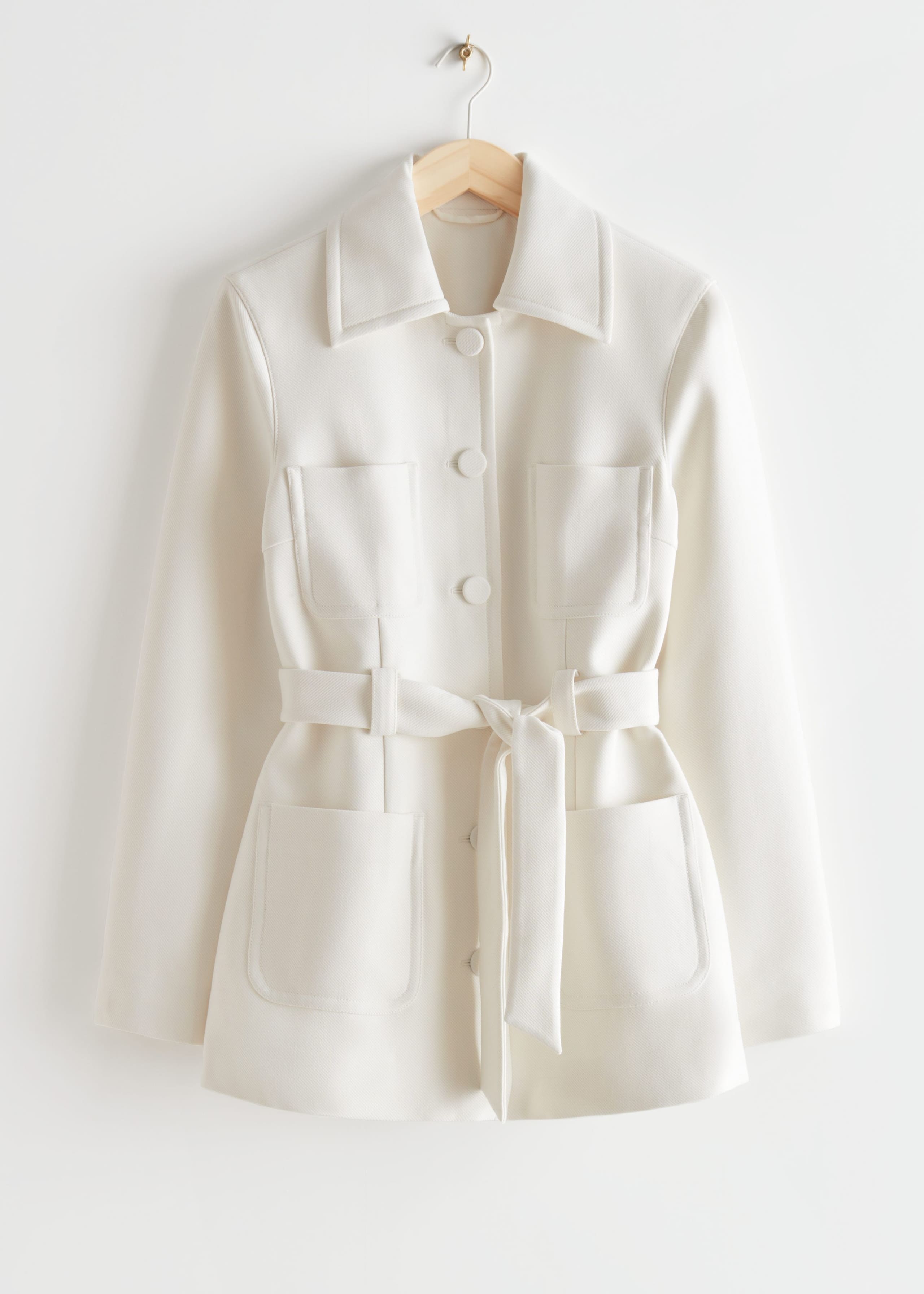 Jacke mit Gürtel und Utility-Taschen - Weiß - Stillleben