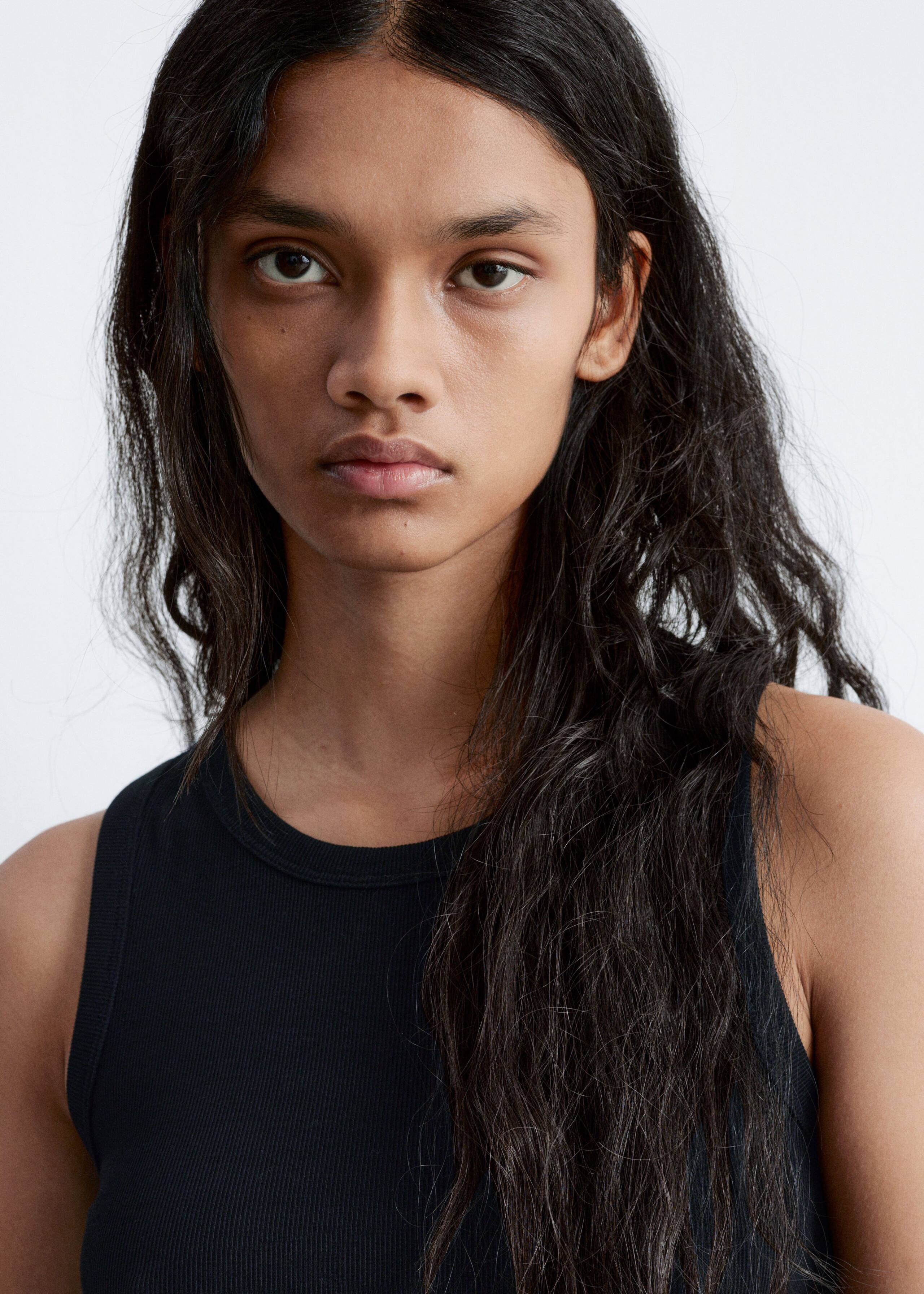 Figurbetontes Tanktop - Schwarz - Lookbook