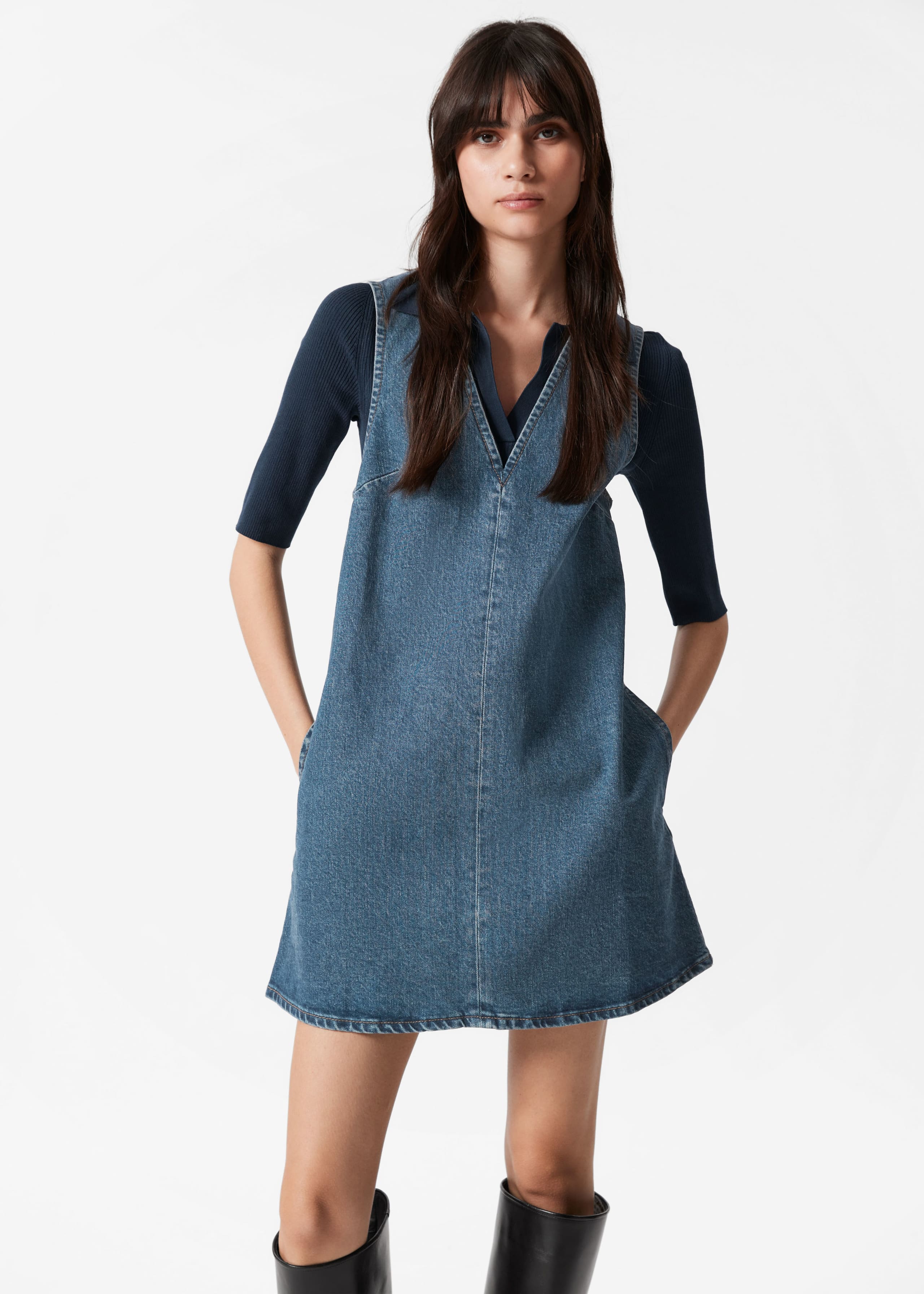 Minivestido vaquero con escote en pico - Azul medio - Lookbook