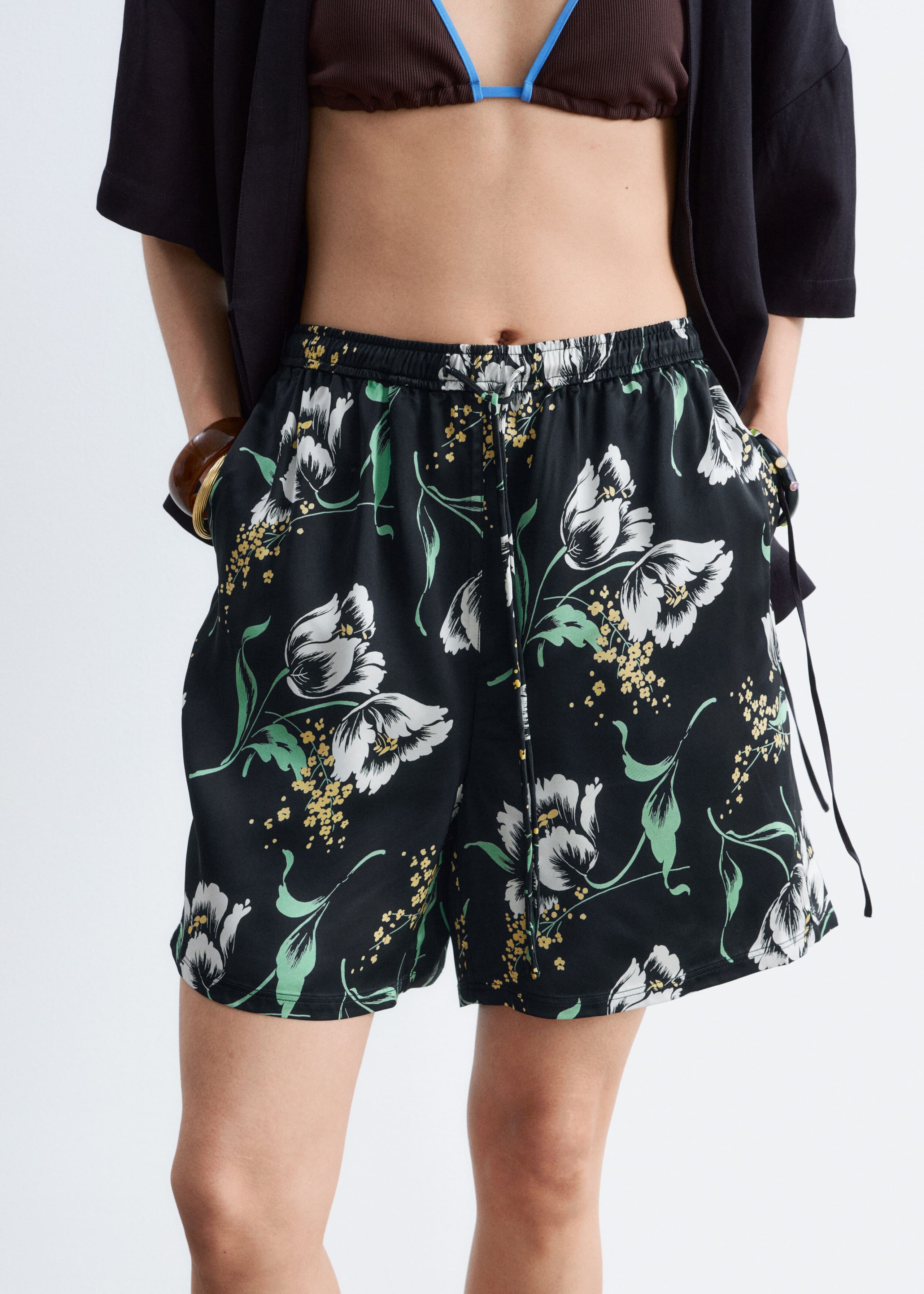 Pantalones cortos con cordón y estampado floral - Negro/Floral - Lookbook