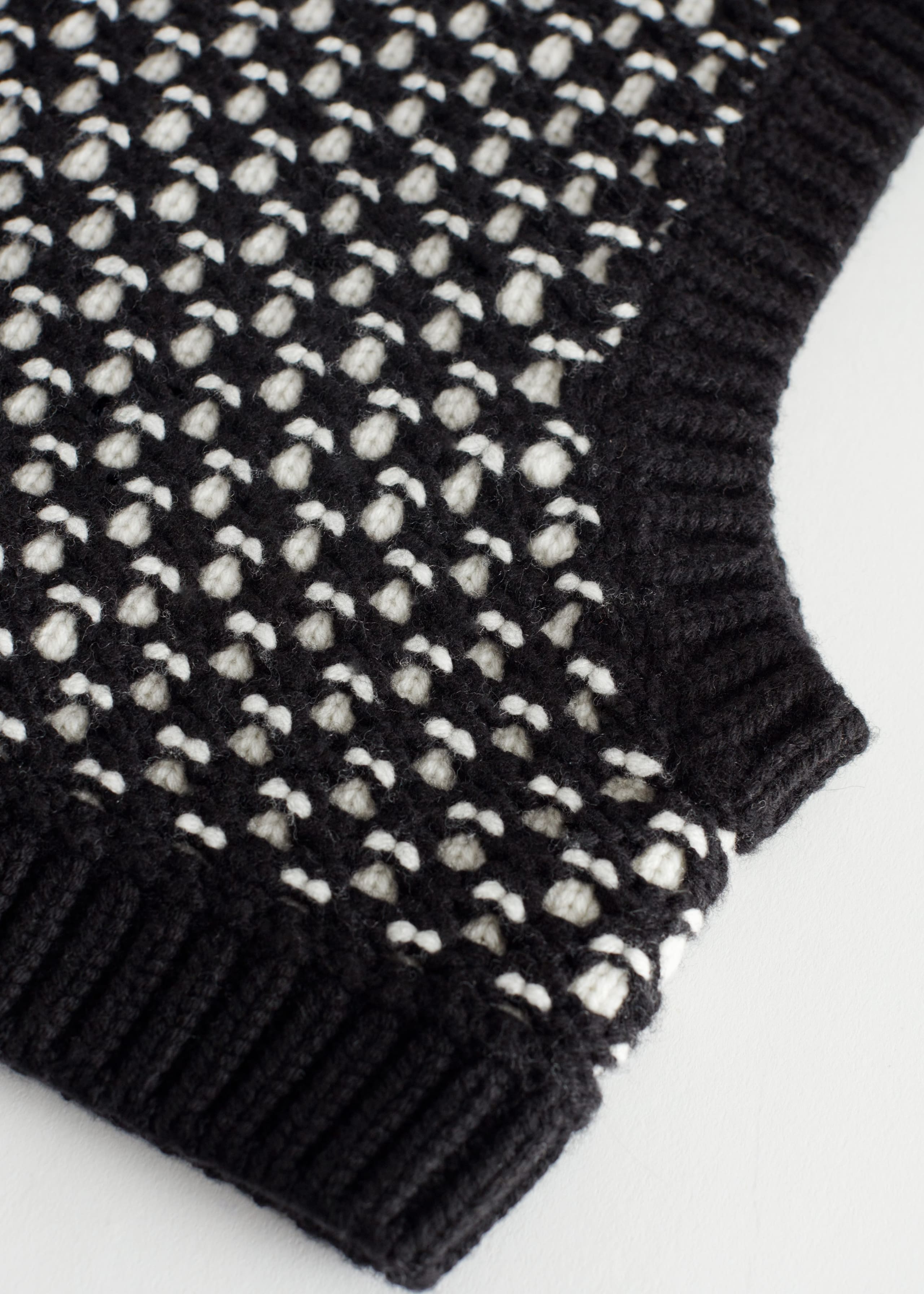 Cagoule en laine tricotée - {{variantName}} - Descriptive Detail