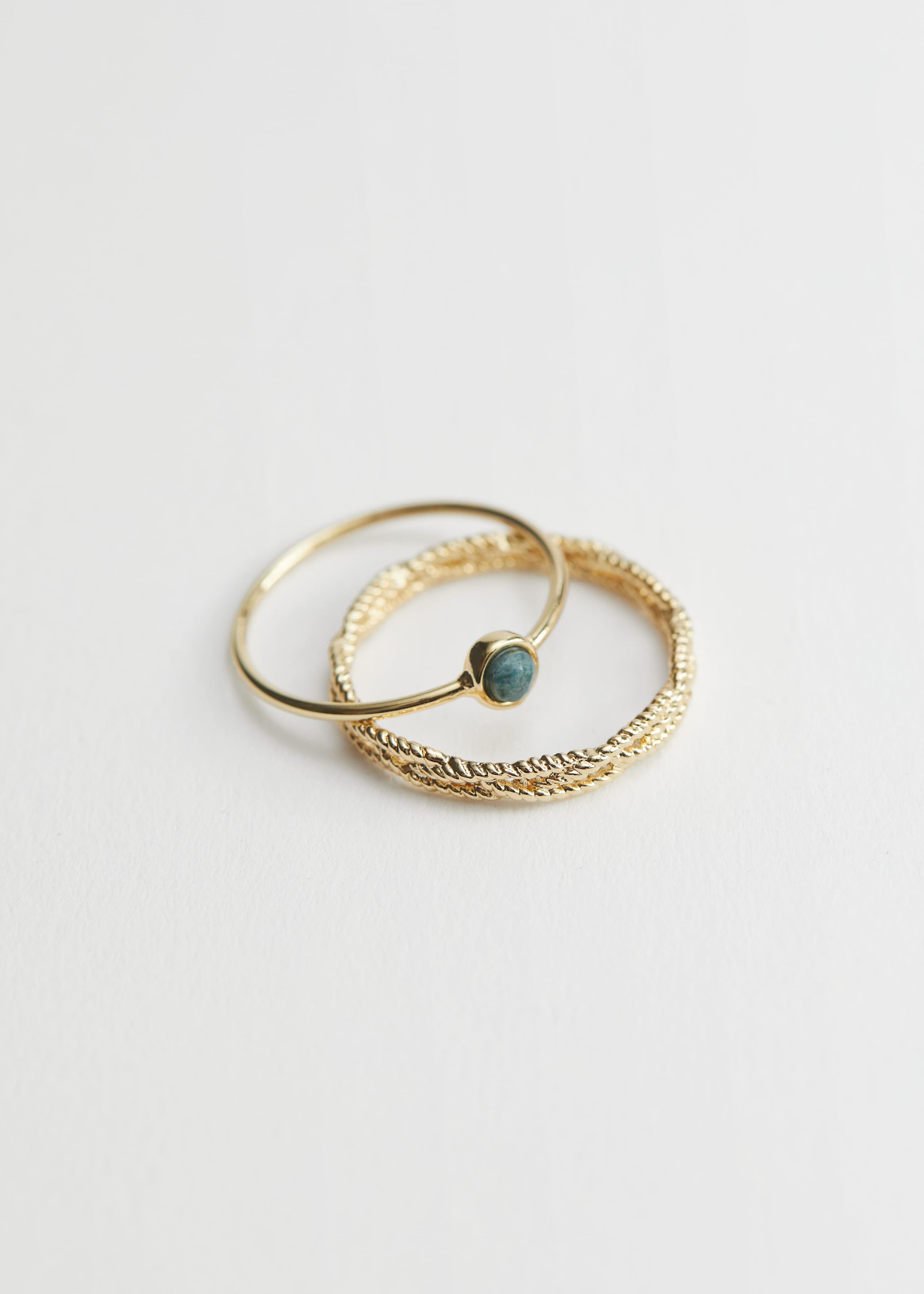 Geprägte und verdrehte Ringe im Set - Gold - Stillleben