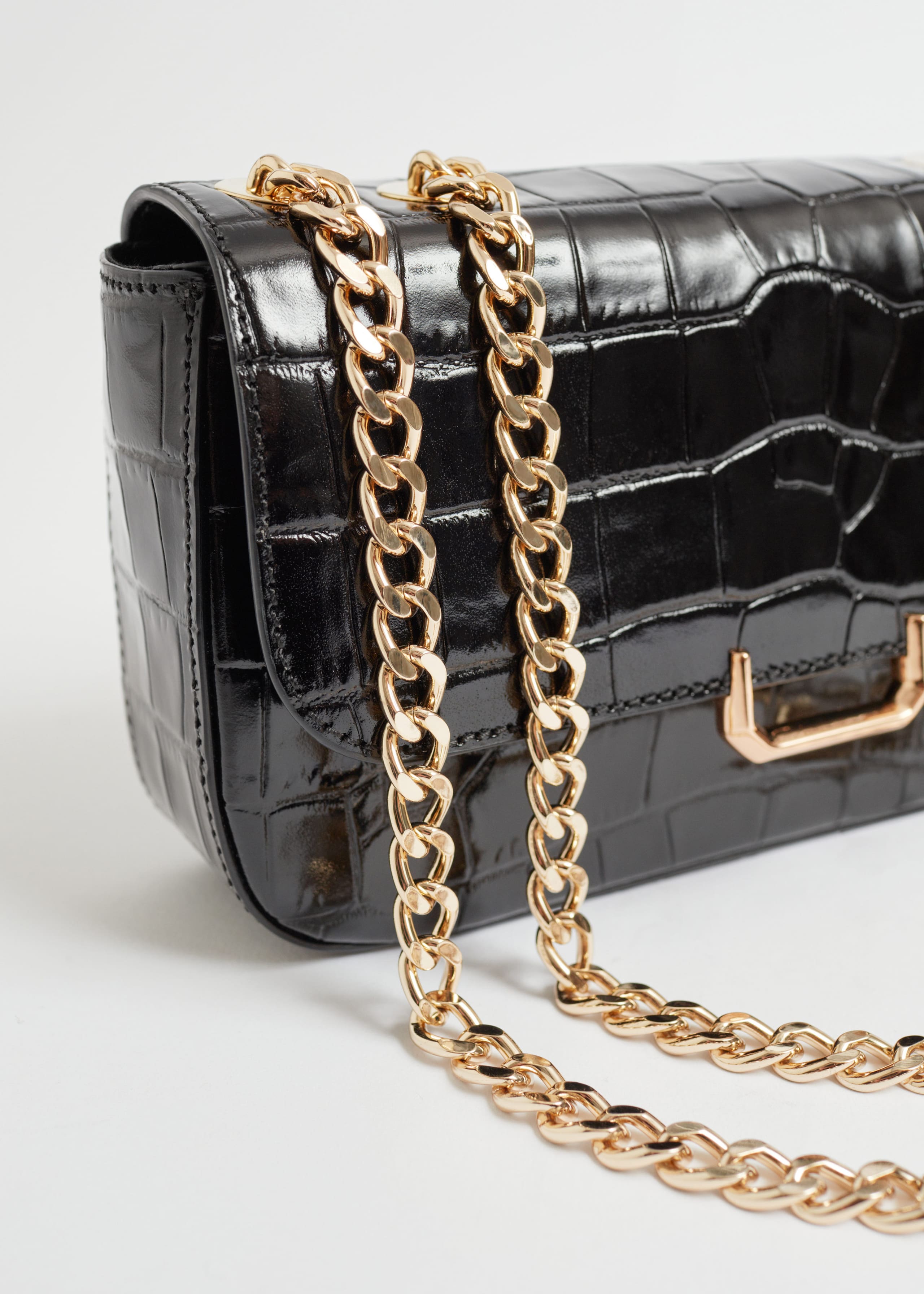 Lederhandtasche mit Krokoprägung und Tragekette - {{variantName}} - Beschreibendes Detail