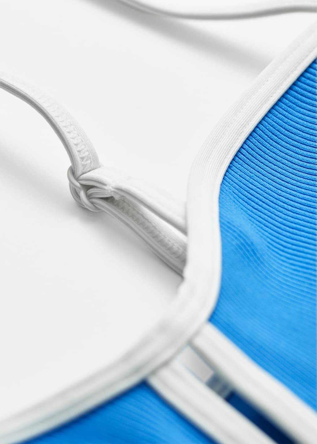 Image of Bikinioberteil mit Kontrast-Details