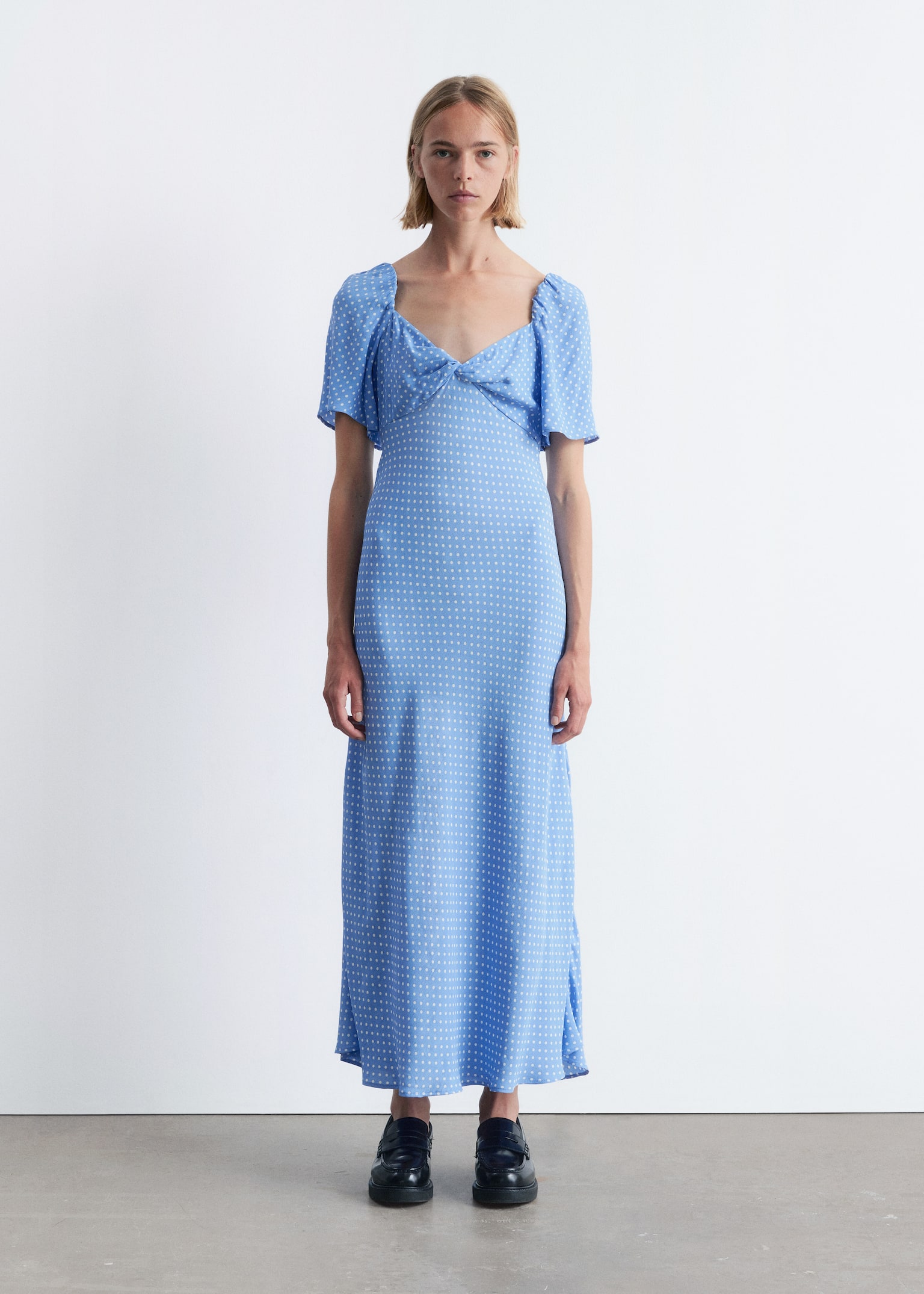 Robe midi à manches volantées - Bleu clair à pois/Bleu marine/Motif fleuri blanc/Motif floral pêche/vert