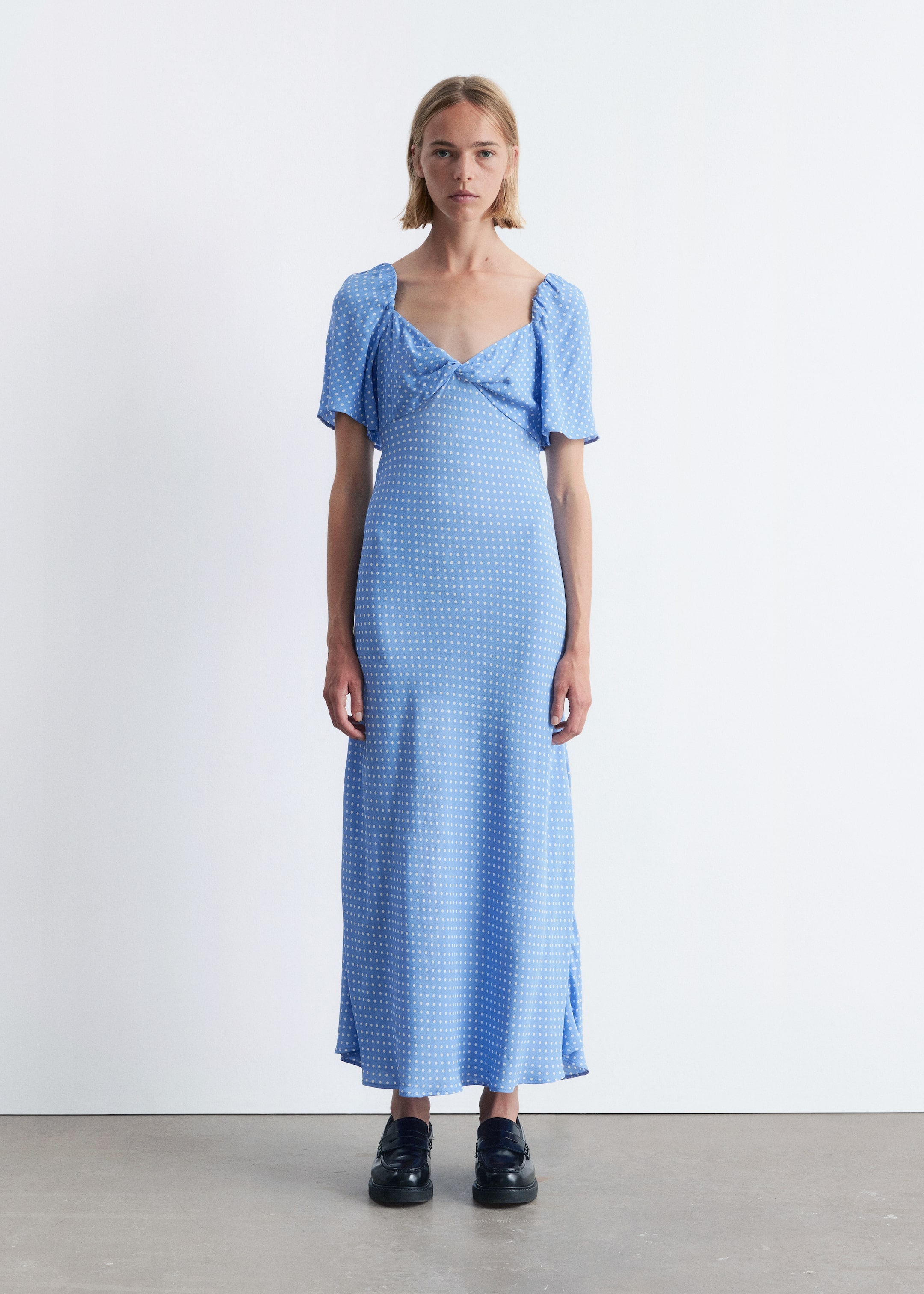 Größeres Bild anzeigen: Midikleid mit Volantärmeln - Hellblau mit Polka-Dots - Ladies | H&M AT 1