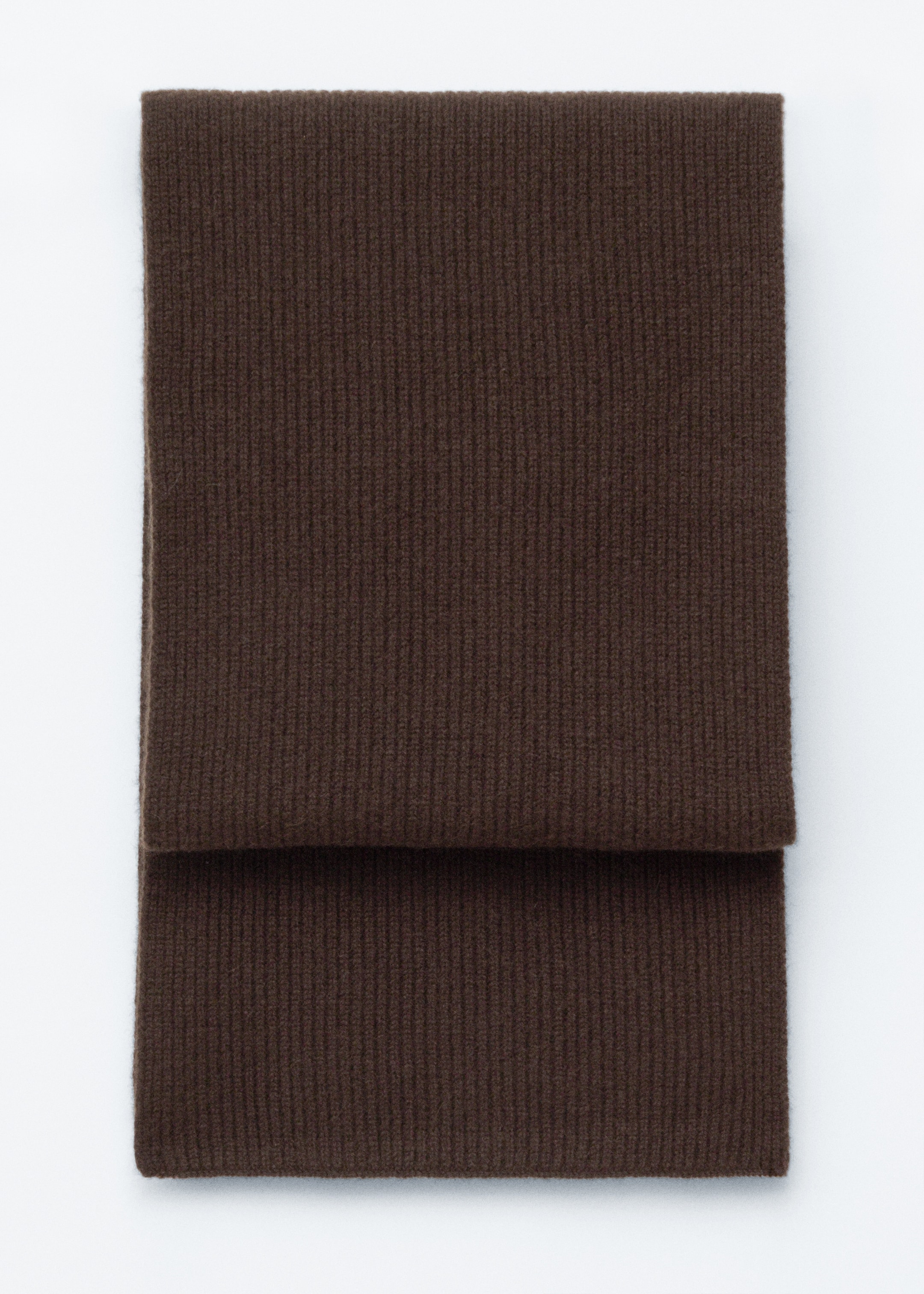 Grösseres Bild ansehen: Ein dunkelbrauner gestrickter Schal ist flach gefaltet und zeigt eine markante vertikale Rippstruktur.
