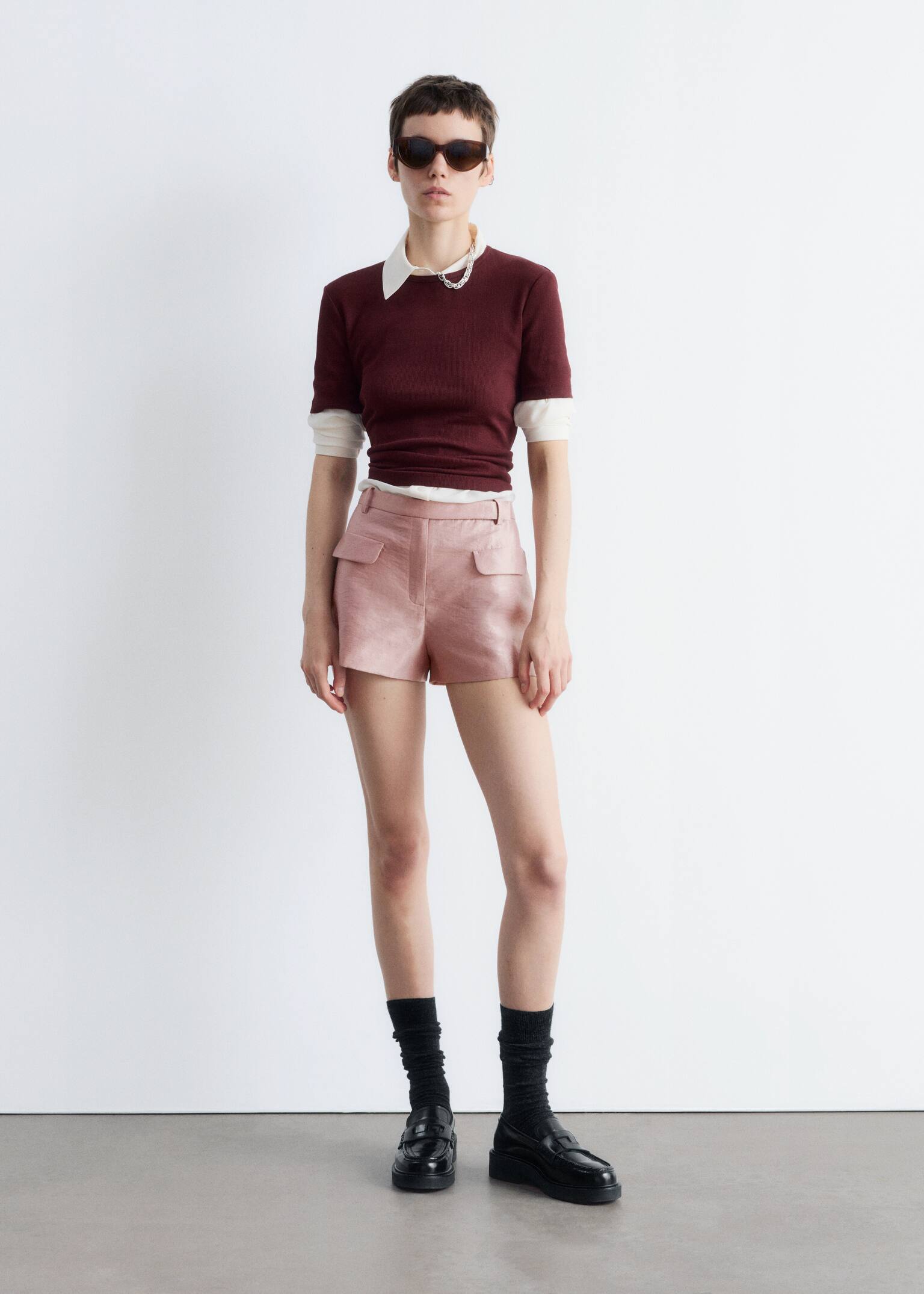 Satin Mini Shorts - Pudrově růžová halenka s volánky a výstřihem do V - 6