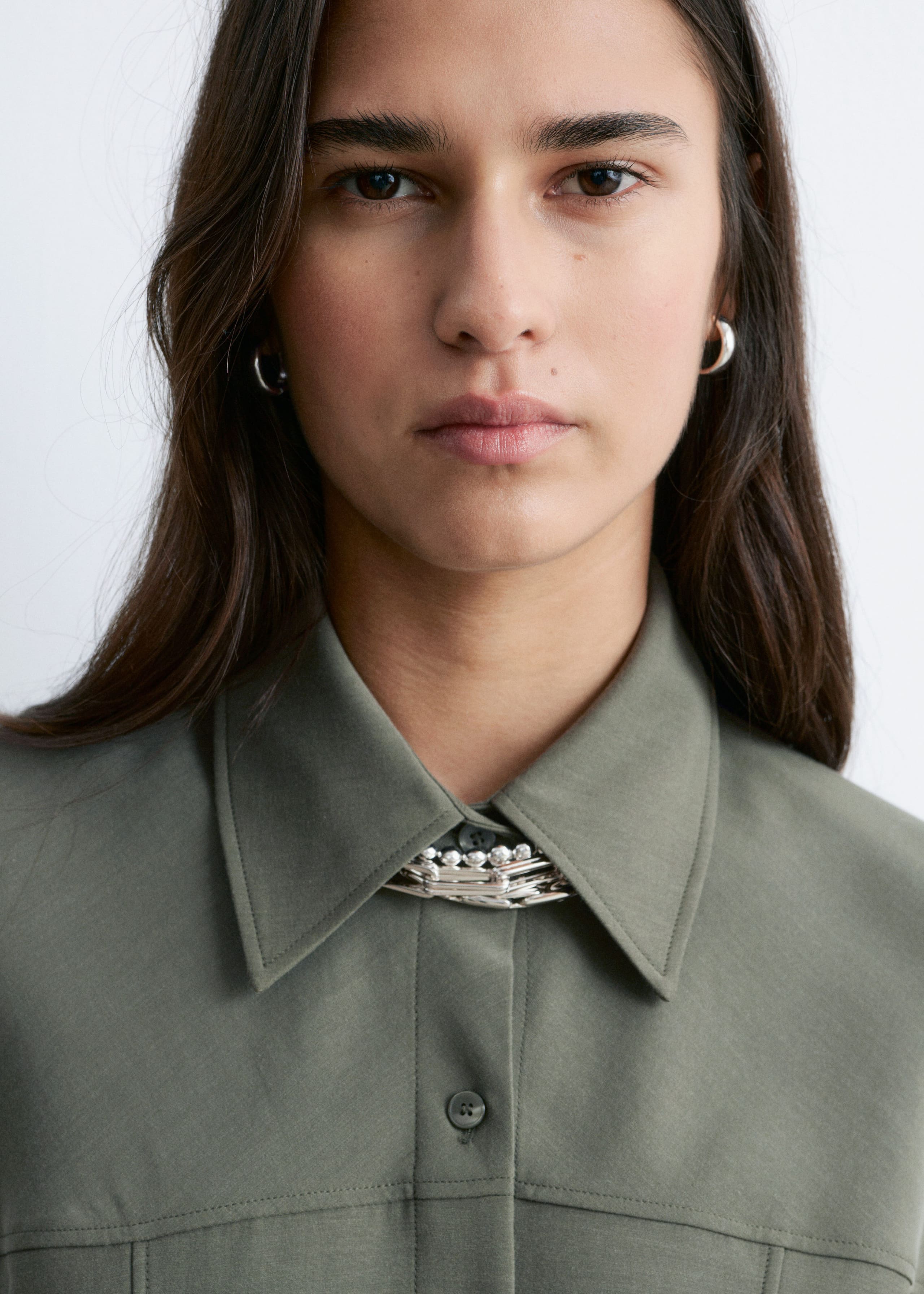 Camicia affusolata con maniche a palloncino - Verde kaki scuro - Lookbook