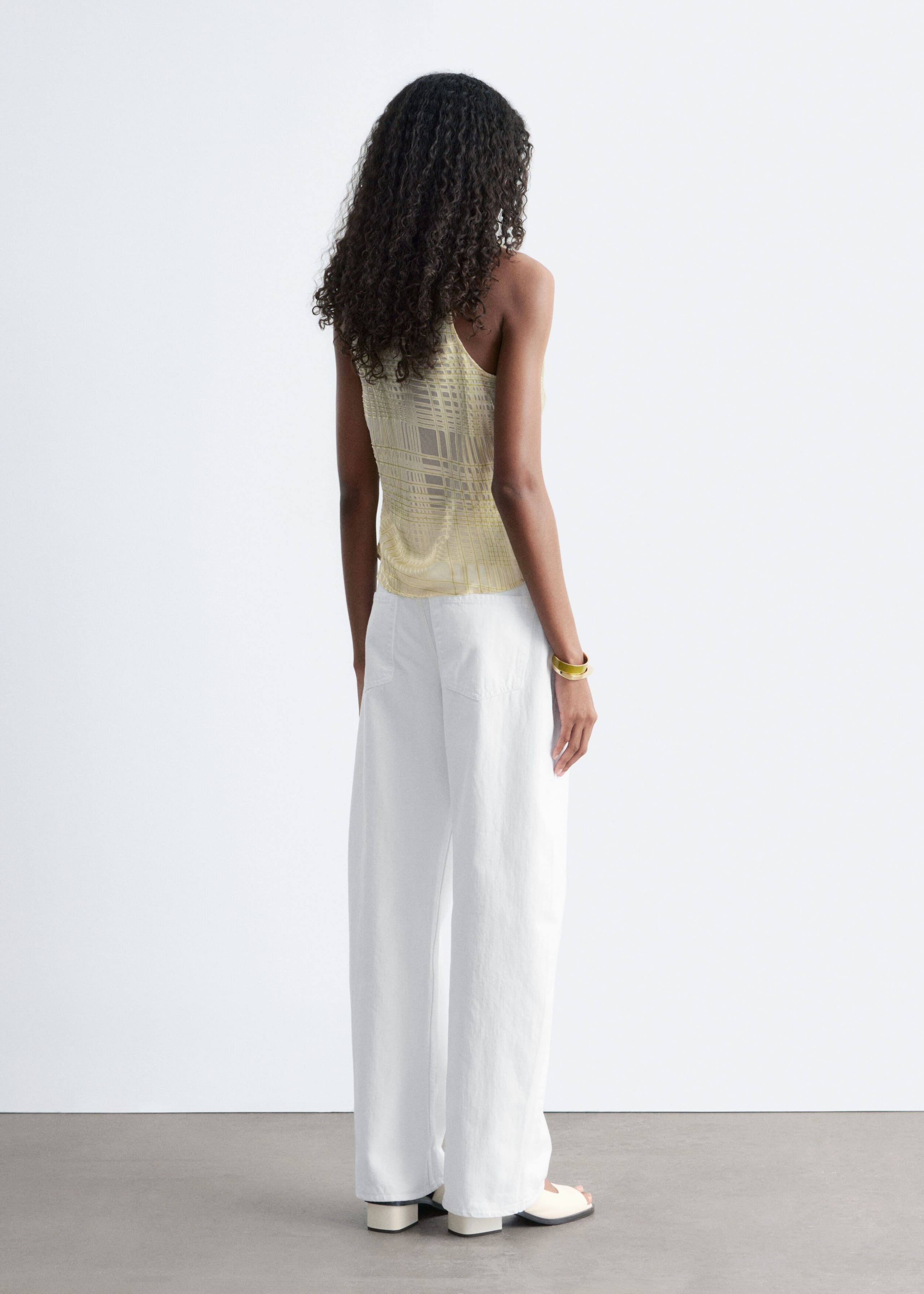 Topp med draperad halsringning och dragsko – Svart/blommigt tryck – lookbook