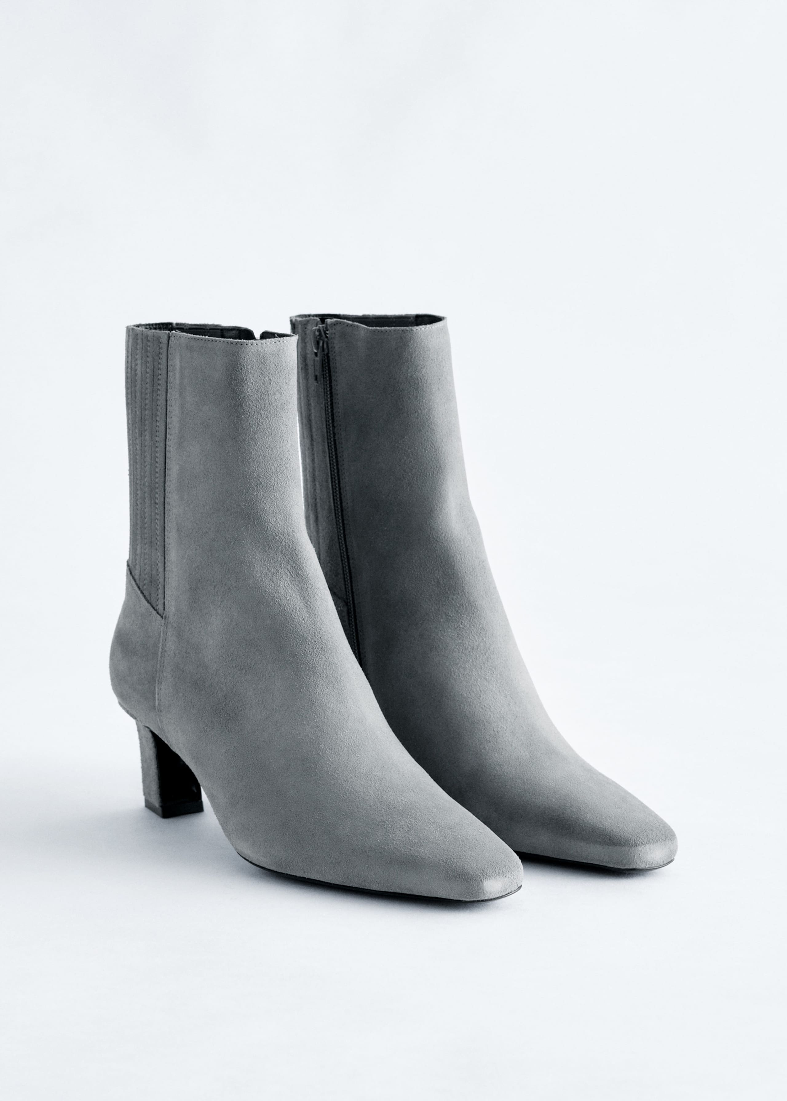 Image of Ankle Boots aus Veloursleder mit Kitten-Heel