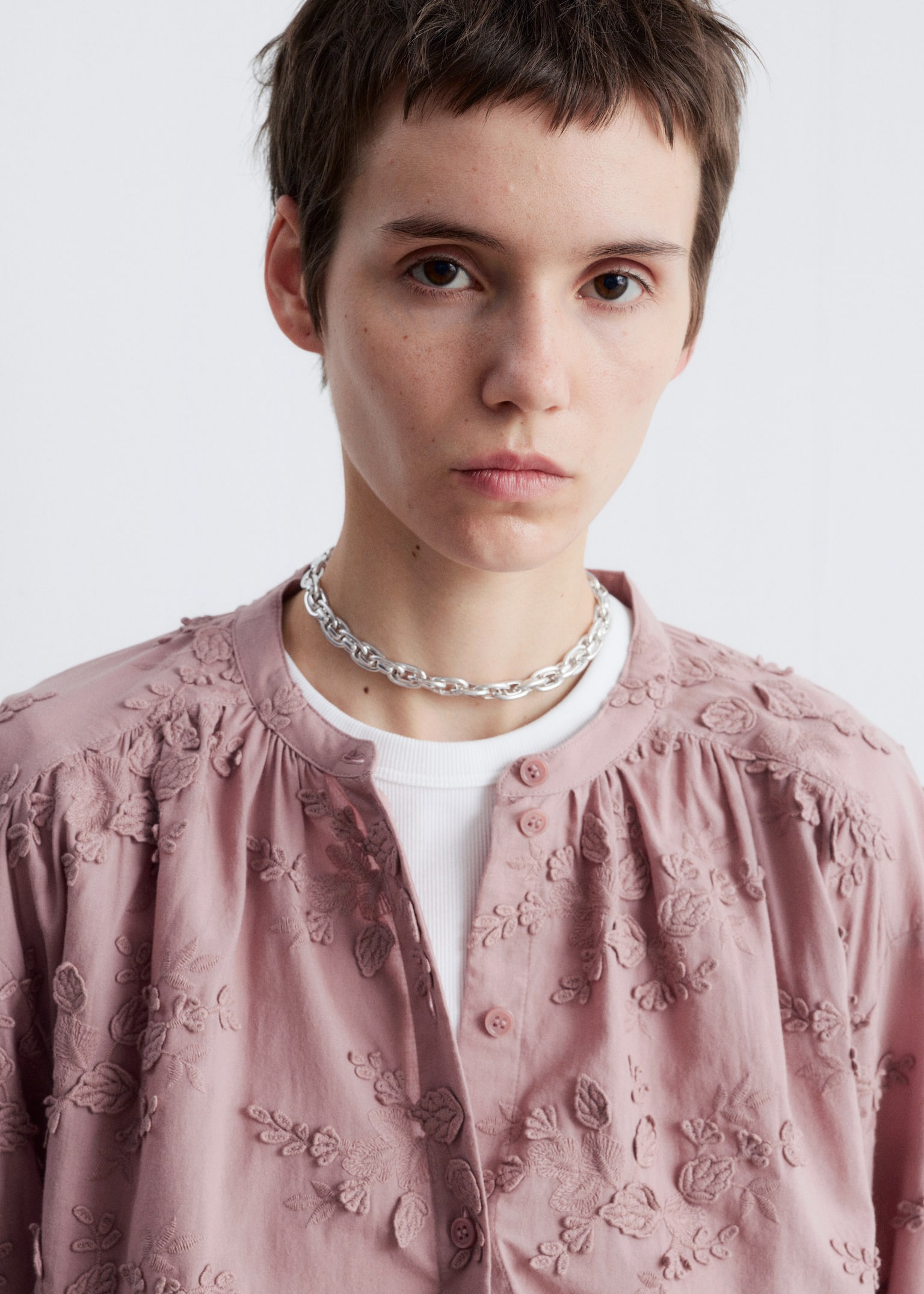 Volumineuze blouse met bloemapplicatie - Poederroze borduursel/Donkerrood/Petrol/Wit - 3