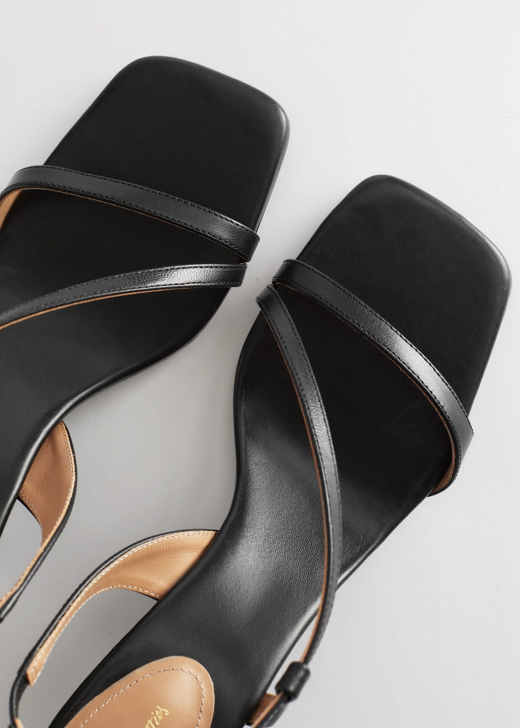 Sandales en cuir à talons compensés et lanières - {{variantName}} - Descriptive Detail