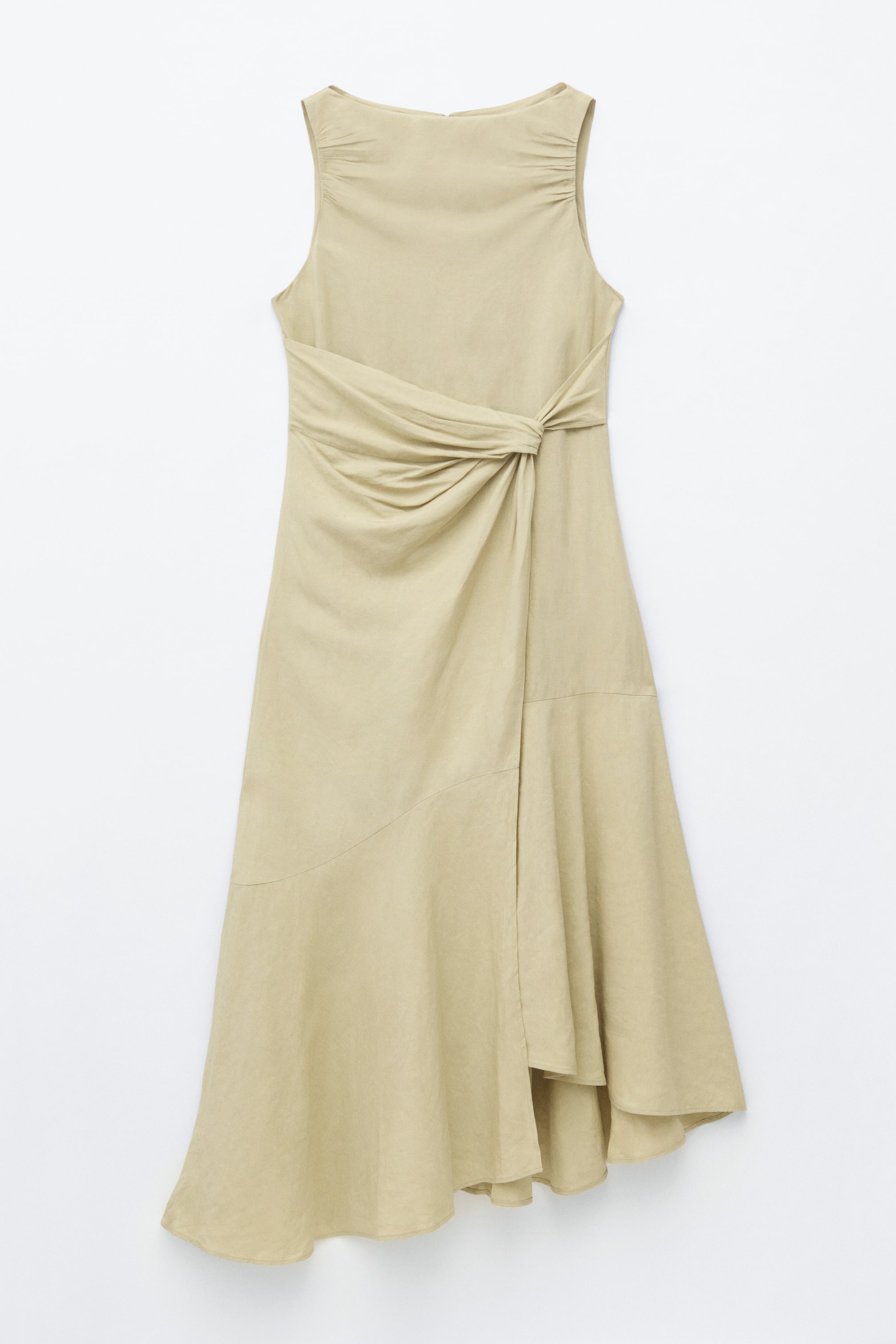 Ver imagen más grande: Un vestido midi sin mangas en color beige se muestra desde el frente, con un escote alto suavemente fruncido. Un nudo de torsión envuelve la cintura, y su falda en línea A fluye hasta un dobladillo asimétrico.