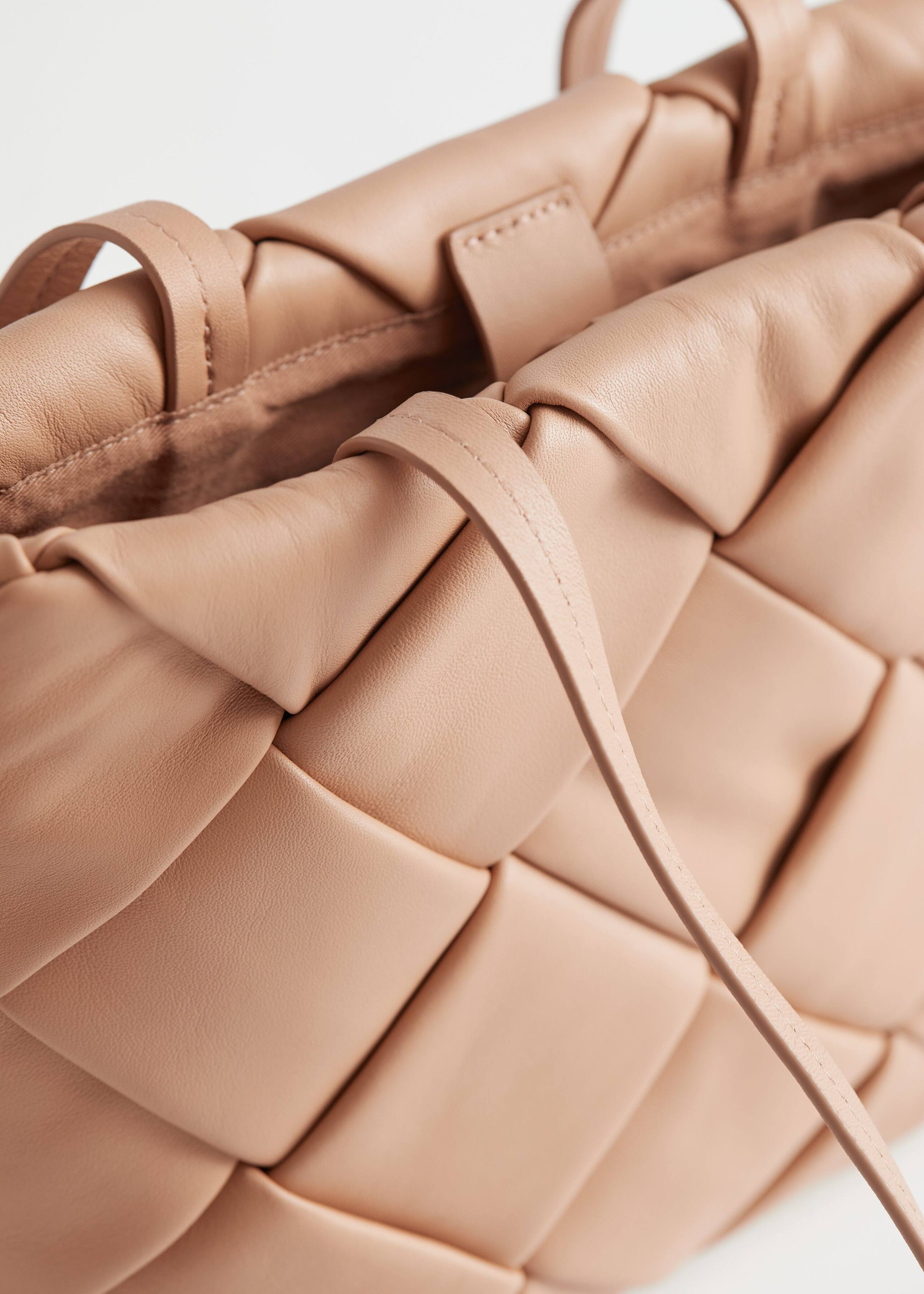 Braided Leather Tote Bag - {{variantName}} - Beschreibendes Detail