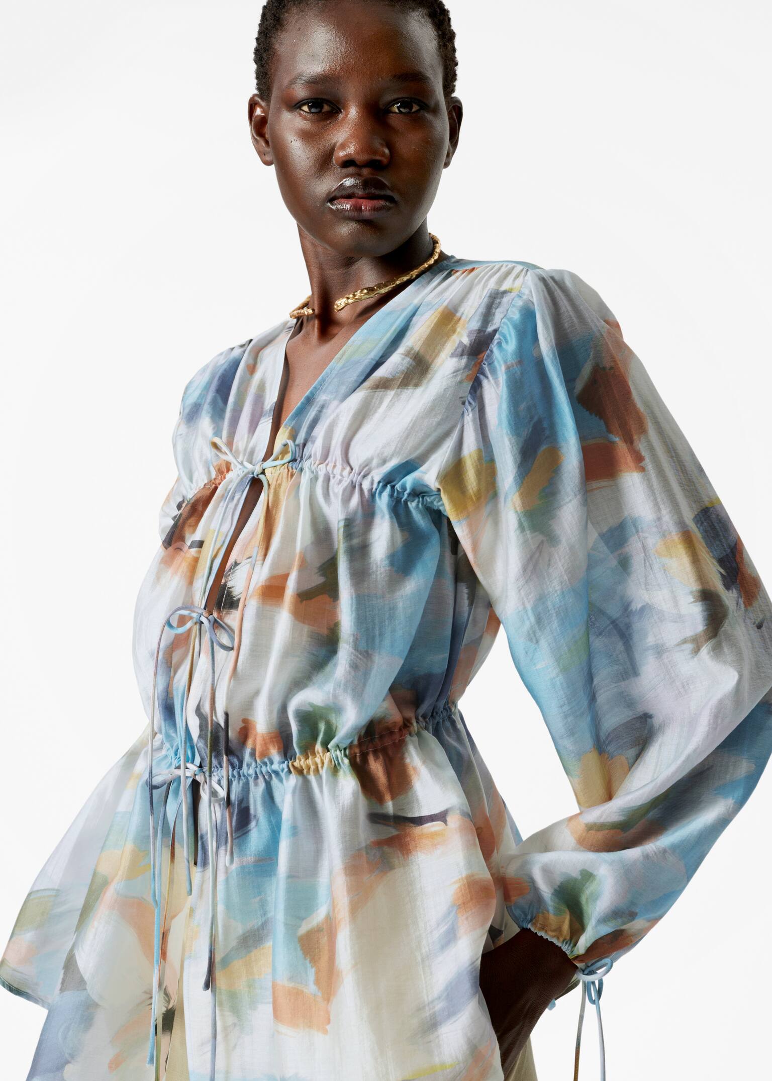 Blusa fruncida con cordón de ajuste - Patrón de pinceladas en azul - 4