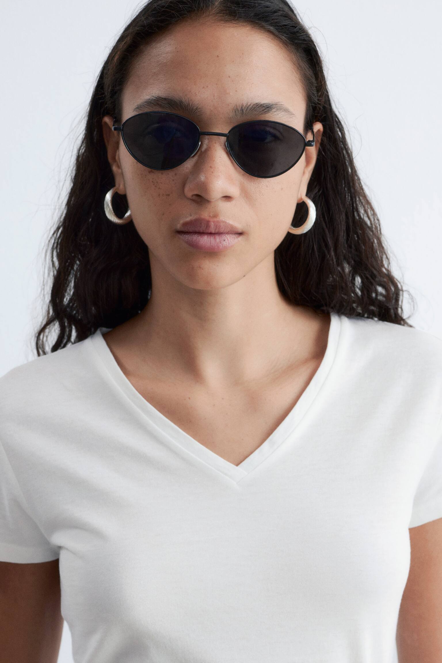 T-shirt van katoen met V-hals - Wit/Zwart - 6