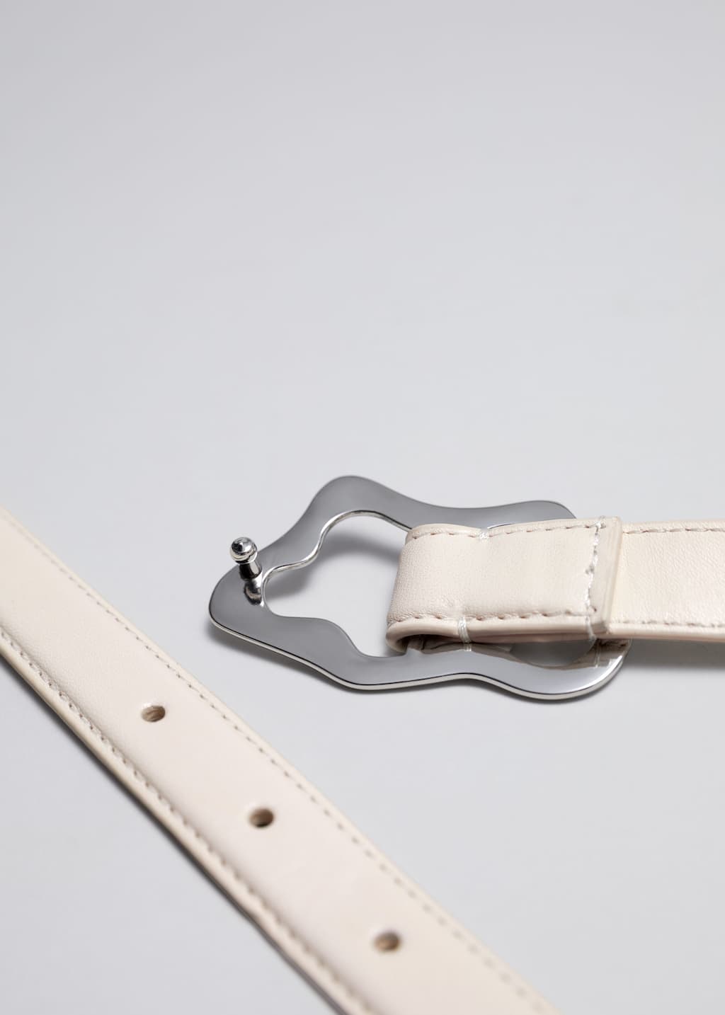 Sculpted Buckle Leather Belt - {{variantName}} - Descriptive Detail