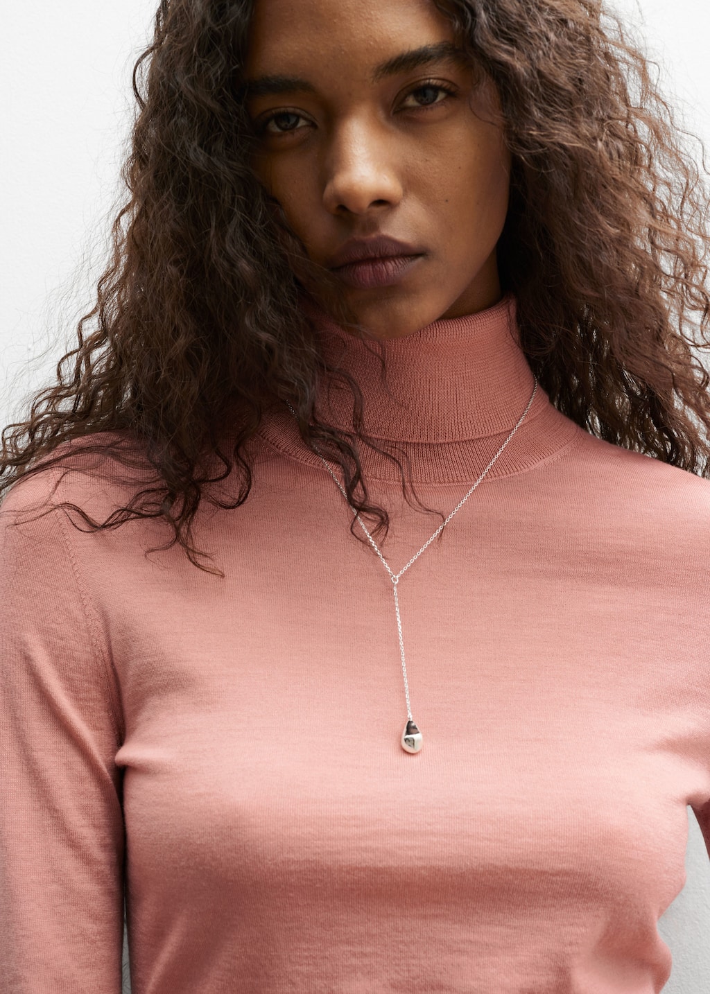 Collier à pendentif en forme de galet sculpté - Argenté - Lookbook