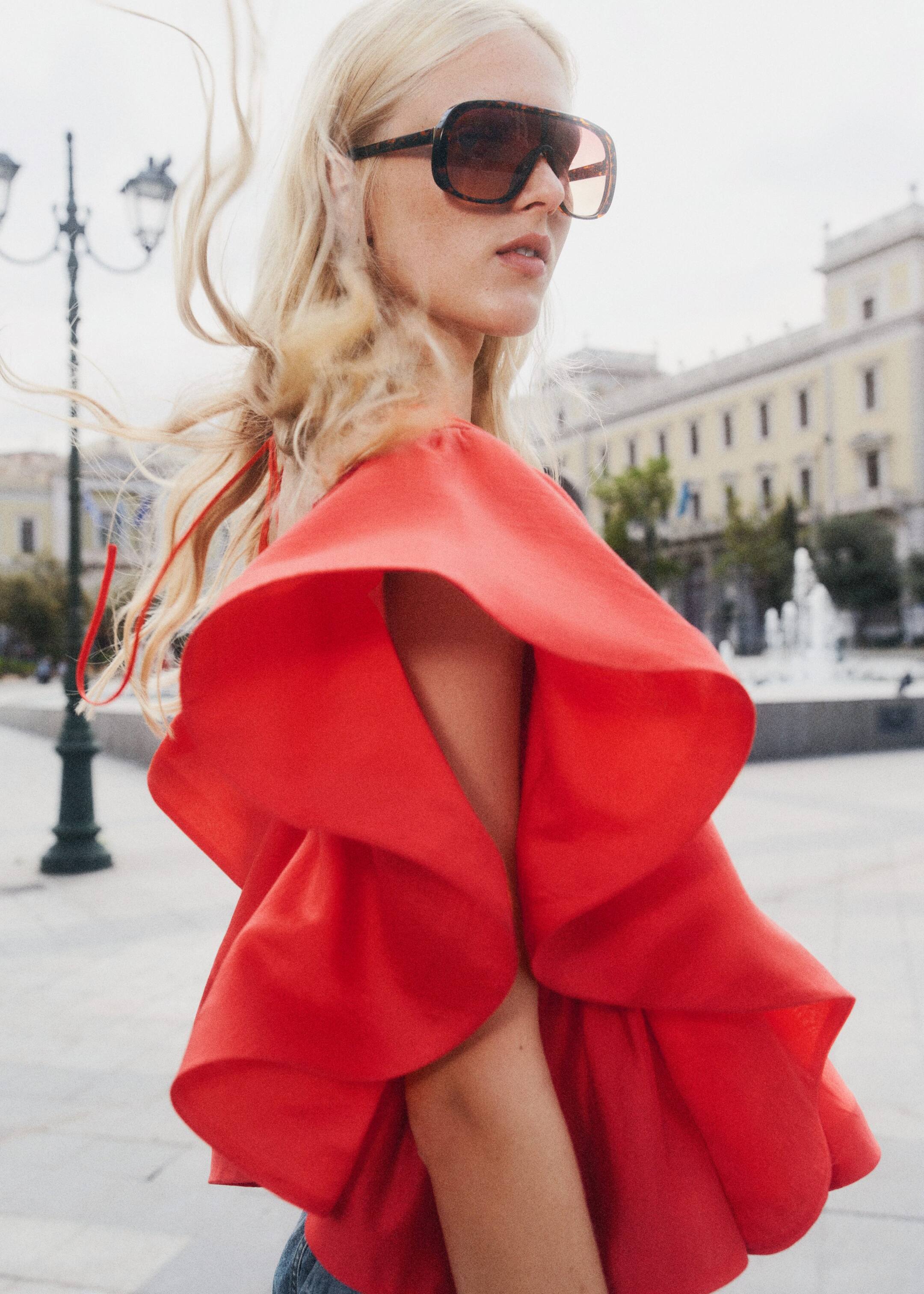 Größeres Bild anzeigen: Bluse mit Rüschen und V-Ausschnitt - Rot - Ladies | H&M AT 9