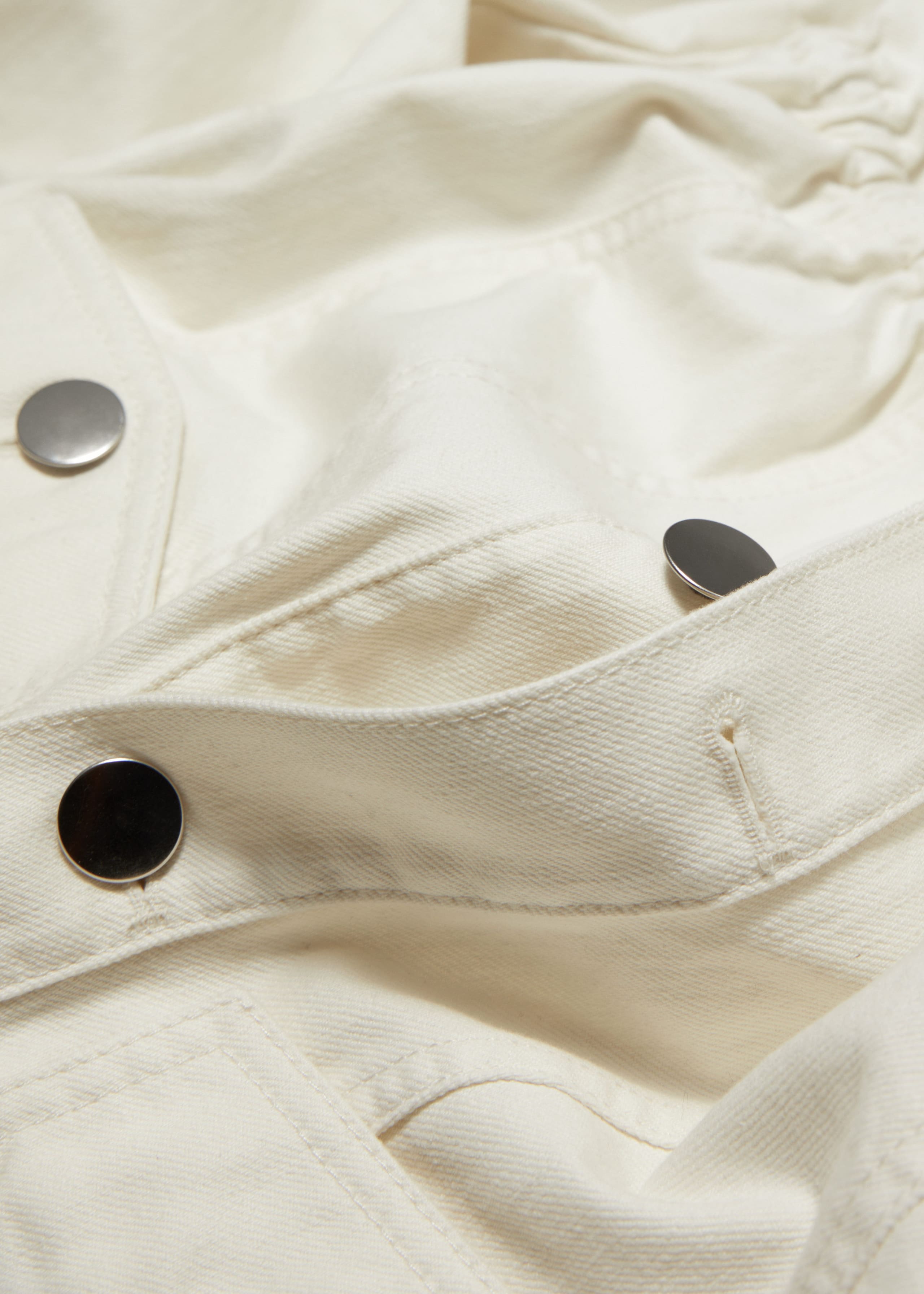 Jeansjacke mit Raffung - {{variantName}} - Beschreibendes Detail