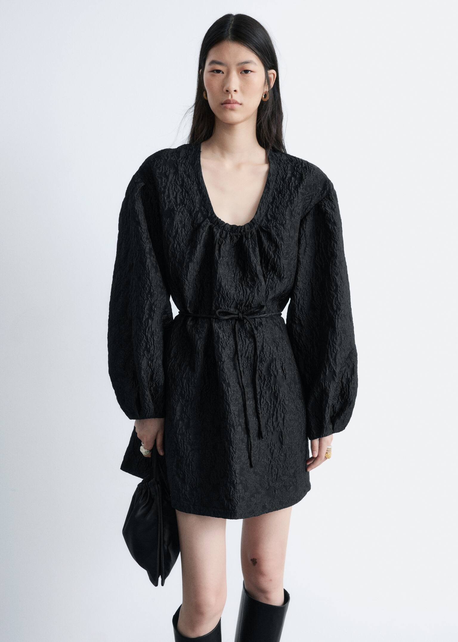 Mini šaty s viazaním vpredu z žakáru - Čierna - 4