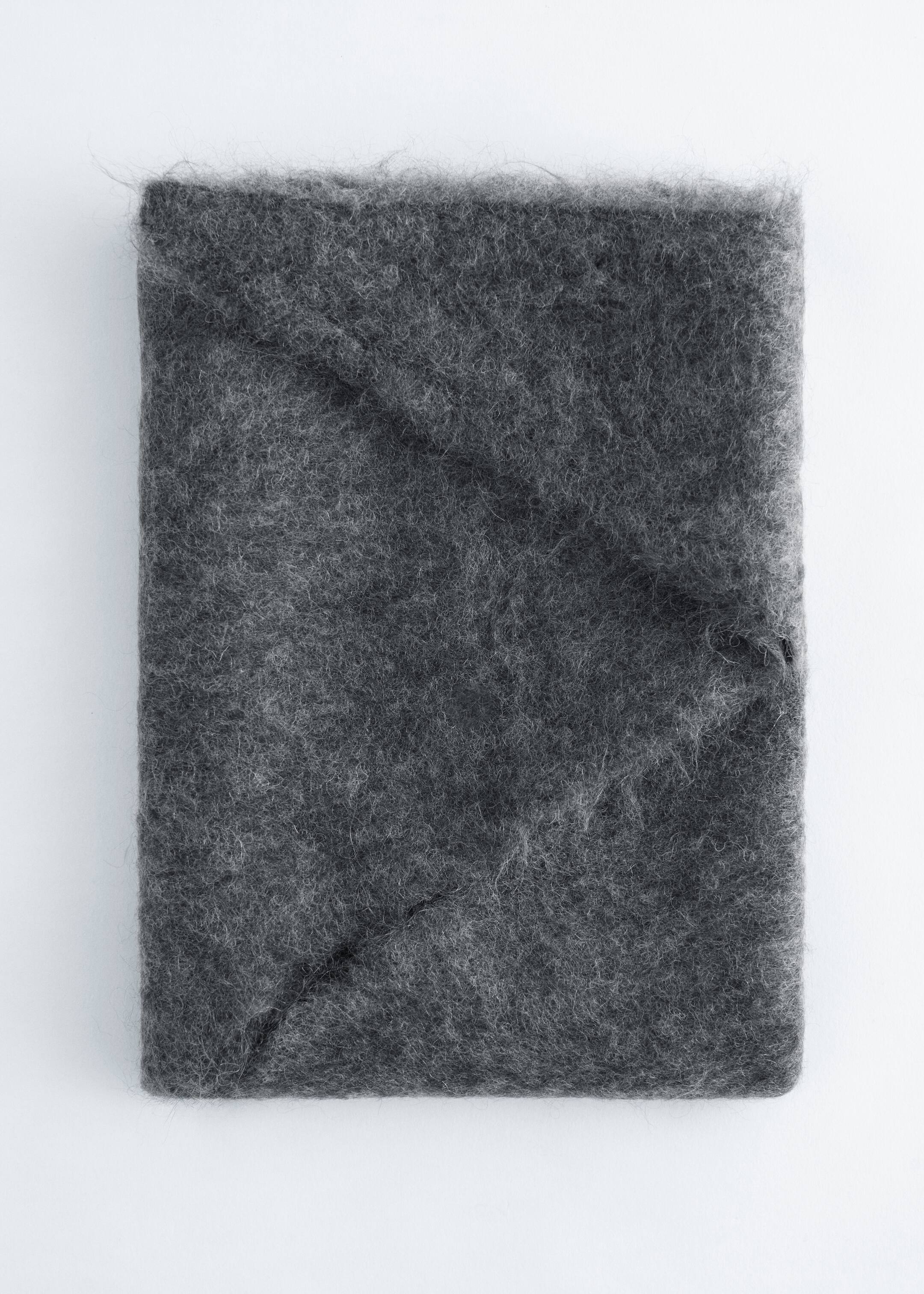 Näytä suurempi kuva: Kolmiohuivi harjattua mohairsekoitetta - Meleerattu tummanharmaa - NAISET | H&M FI 2