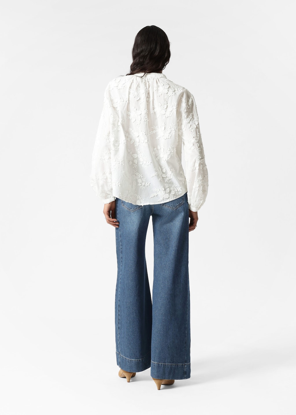 Image of Blusa voluminosa con apliques florales