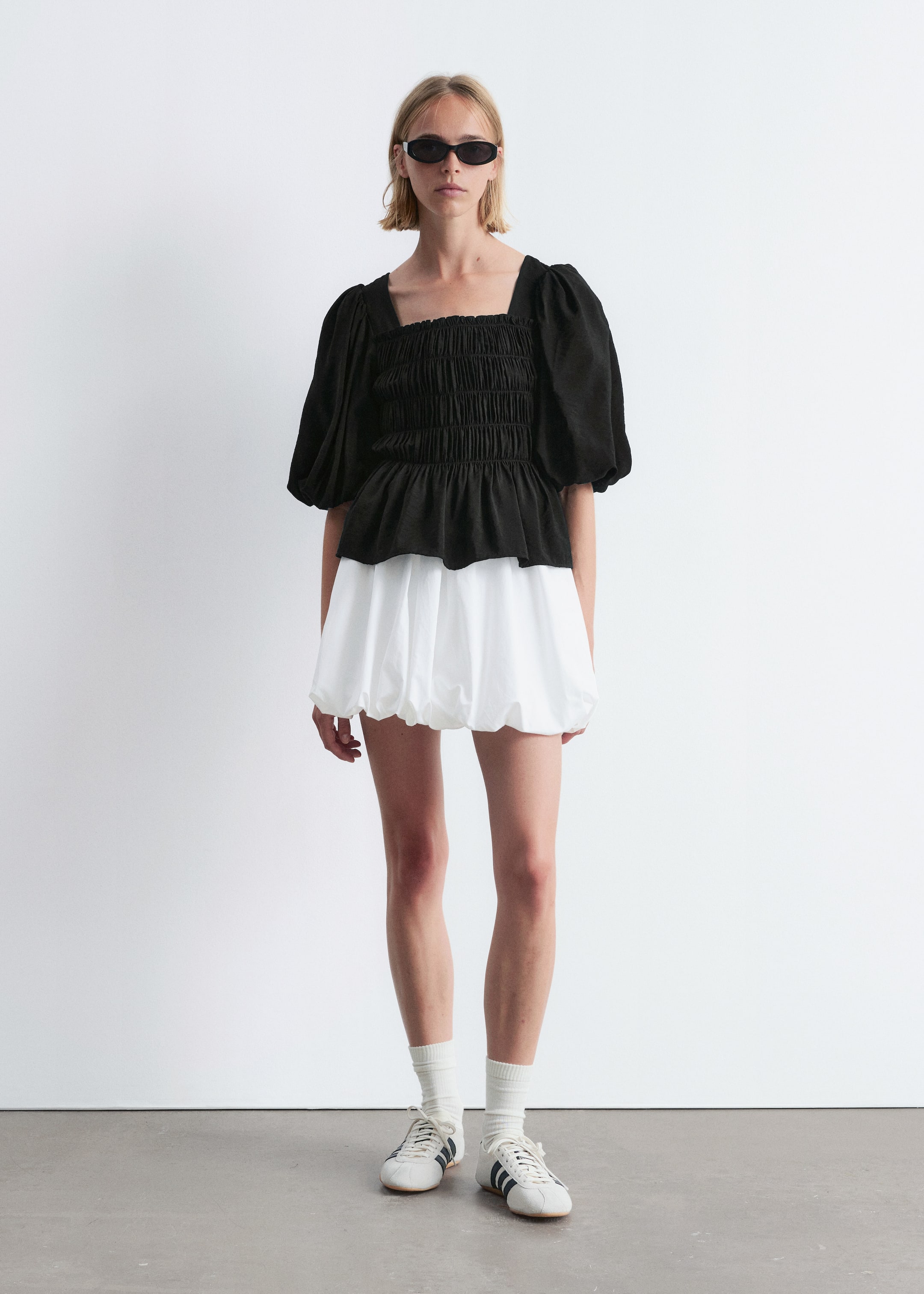 Visa större bild: Smockad blus med puffärm - Svart - DAM | H&M SE 3
